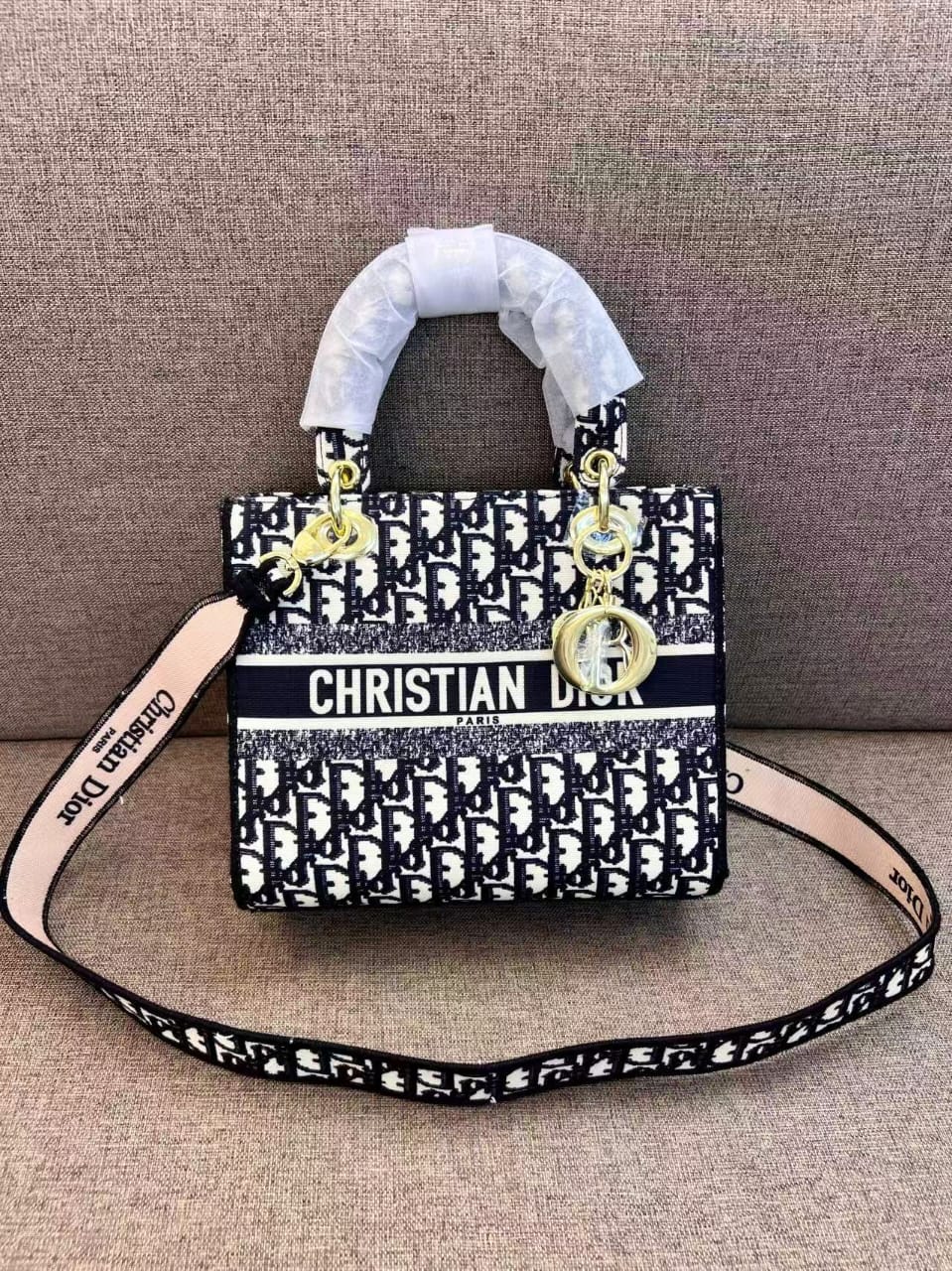 شنطة نسائية ماركة ديور  