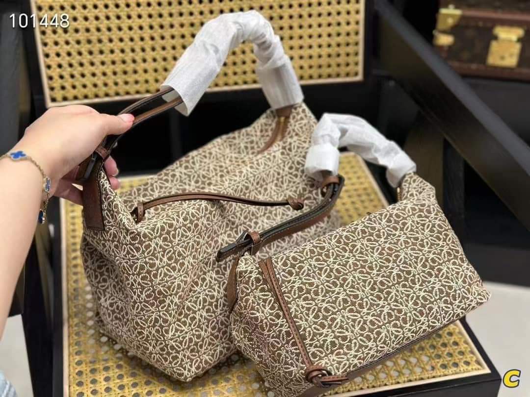  شنطة نسائية ماركة لويفي  