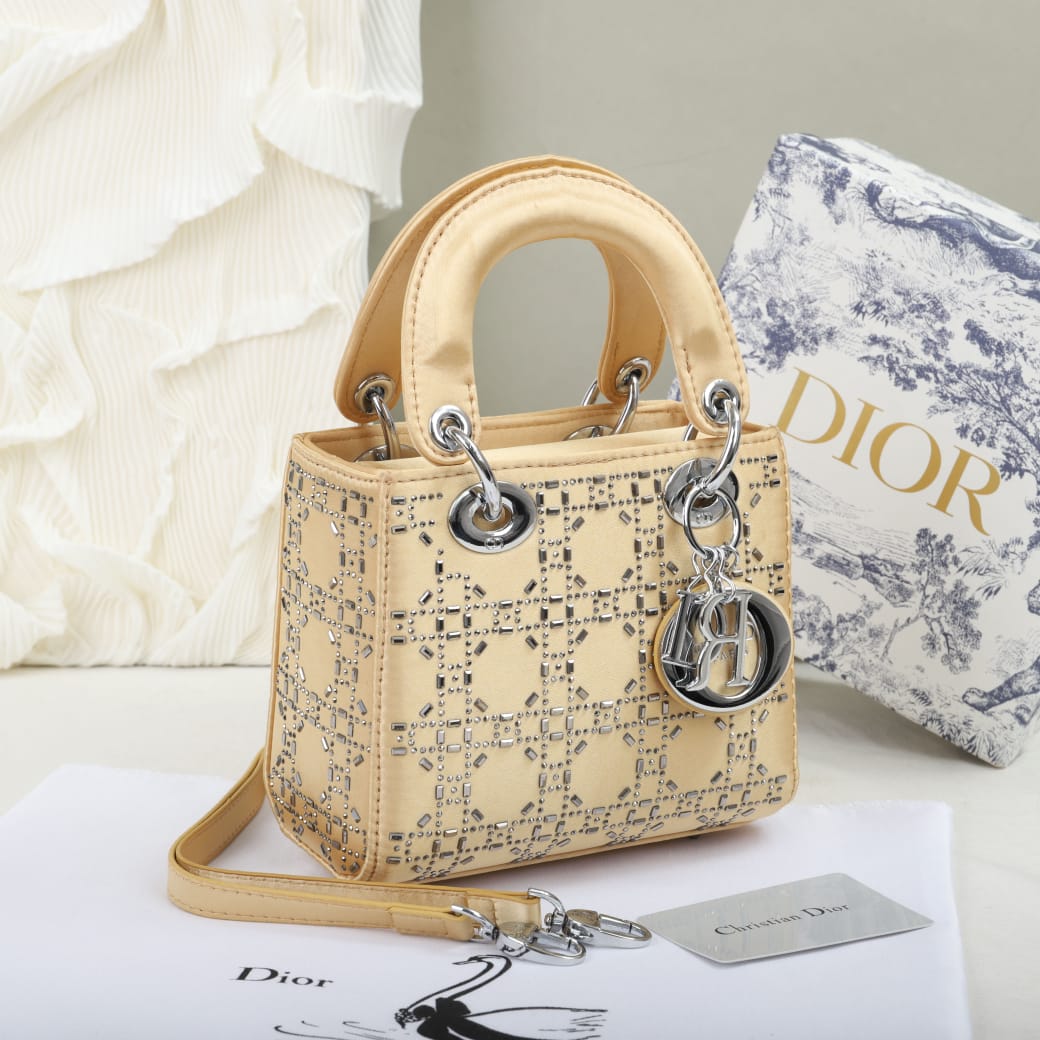  شنطة نسائية ماركة ديور 