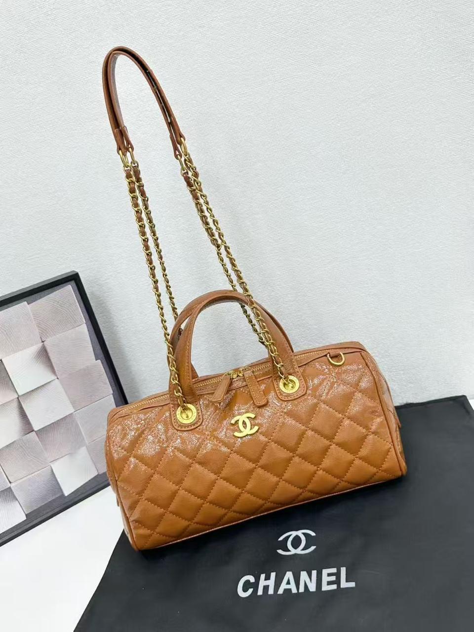  حقيبة يد Chanel وردية مبطنة بتصميم مميز 