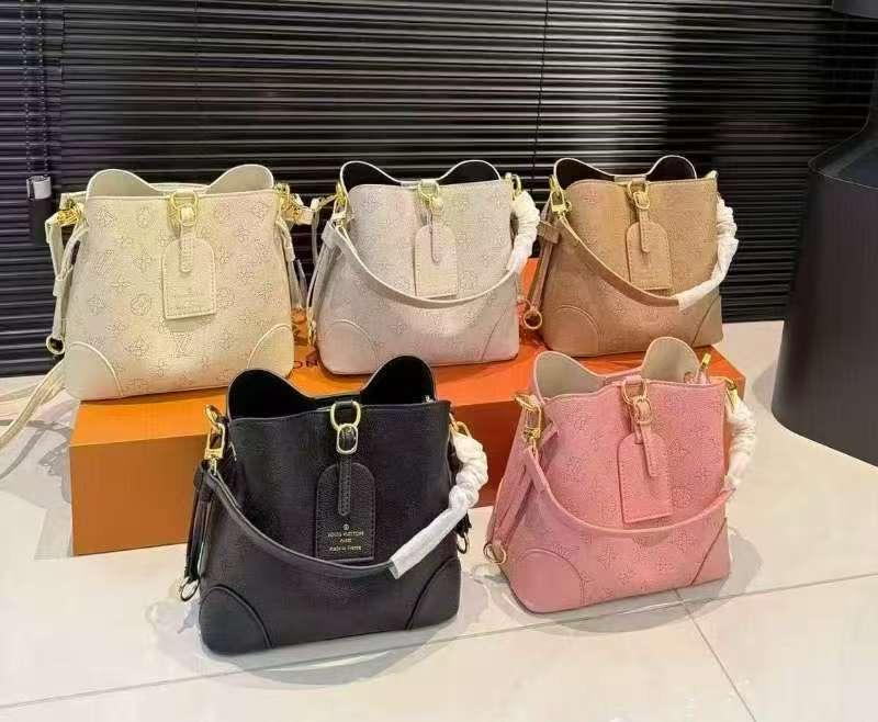  شنطة نسائية ماركة لويس فيتون  