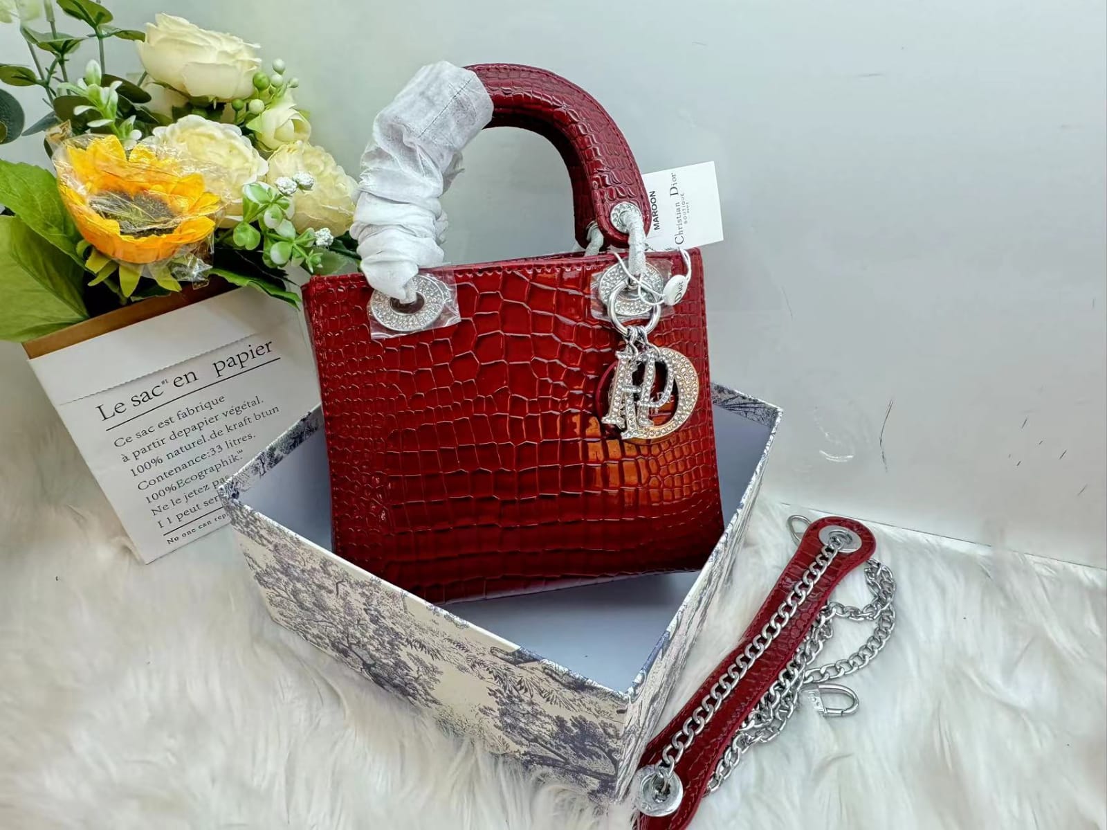  شنطة نسائية ماركة ديور  