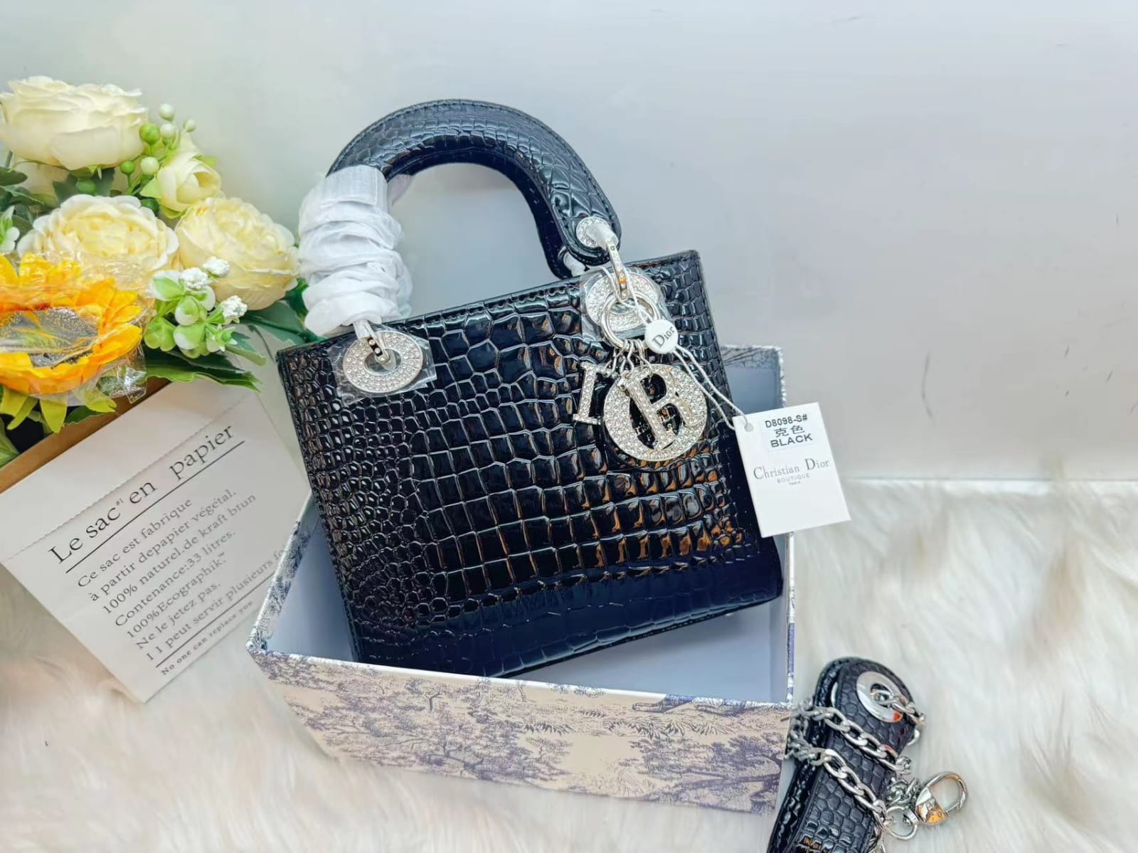  شنطة نسائية ماركة ديور  