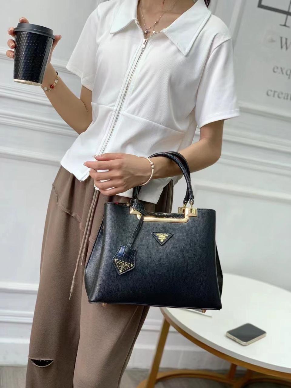  شنطة نسائية ماركة برادا 
