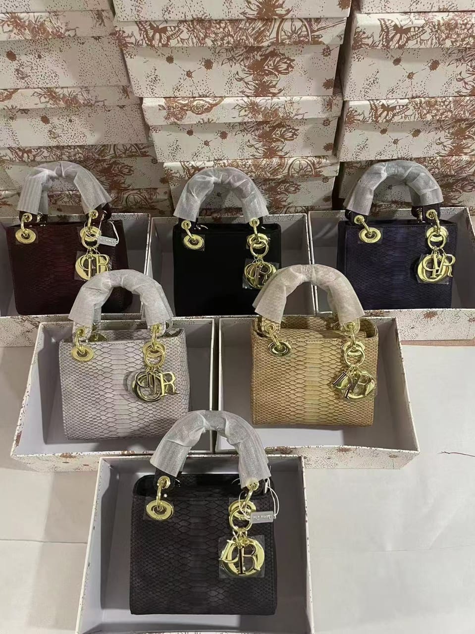  شنطة نسائية ماركة ديور  