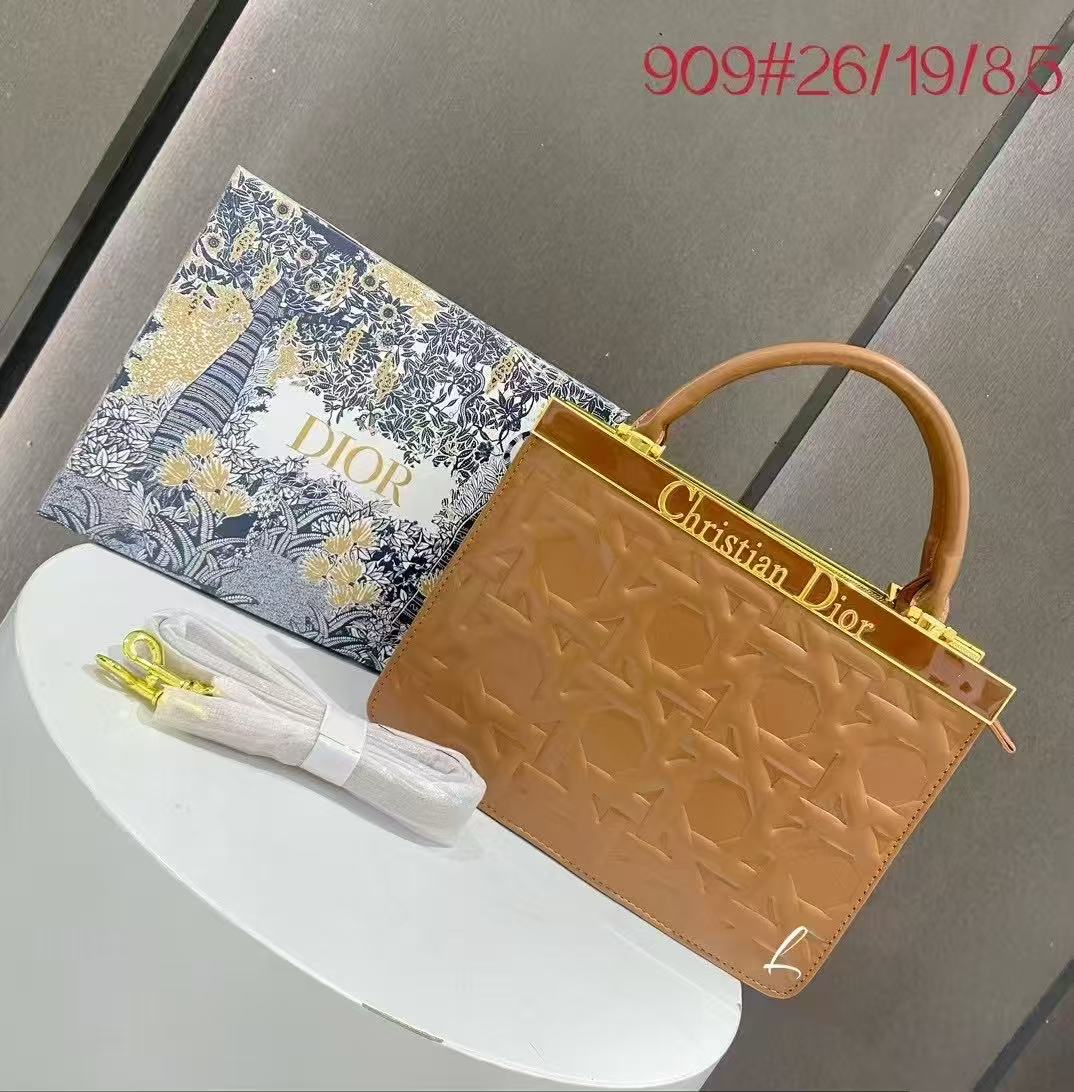  شنطة نسائية ماركة ديور 