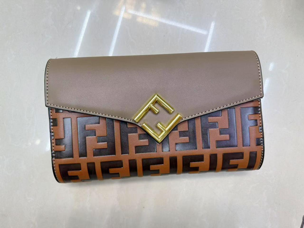  شنطة نسائية ماركة فيندي  