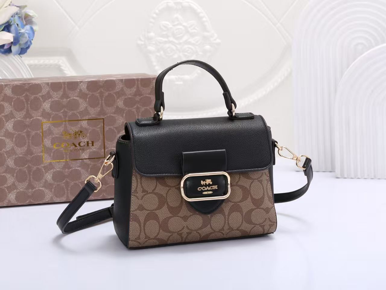  شنطة نسائية ماركة كوتش 