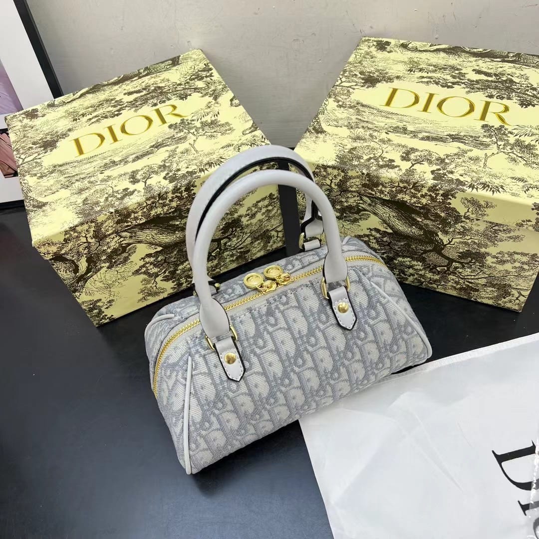  شنطة نسائية ماركة ديور  