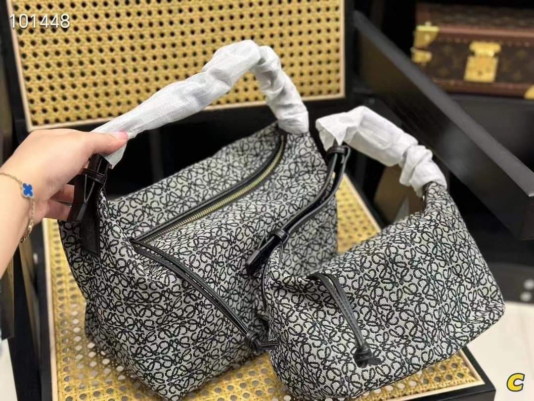  شنطة نسائية ماركة لويفي  