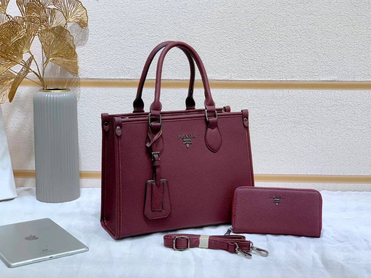 شنطة نسائية ماركة برادا 