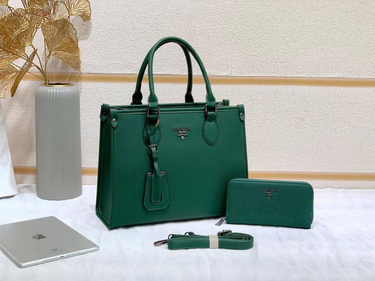  شنطة نسائية ماركة برادا 