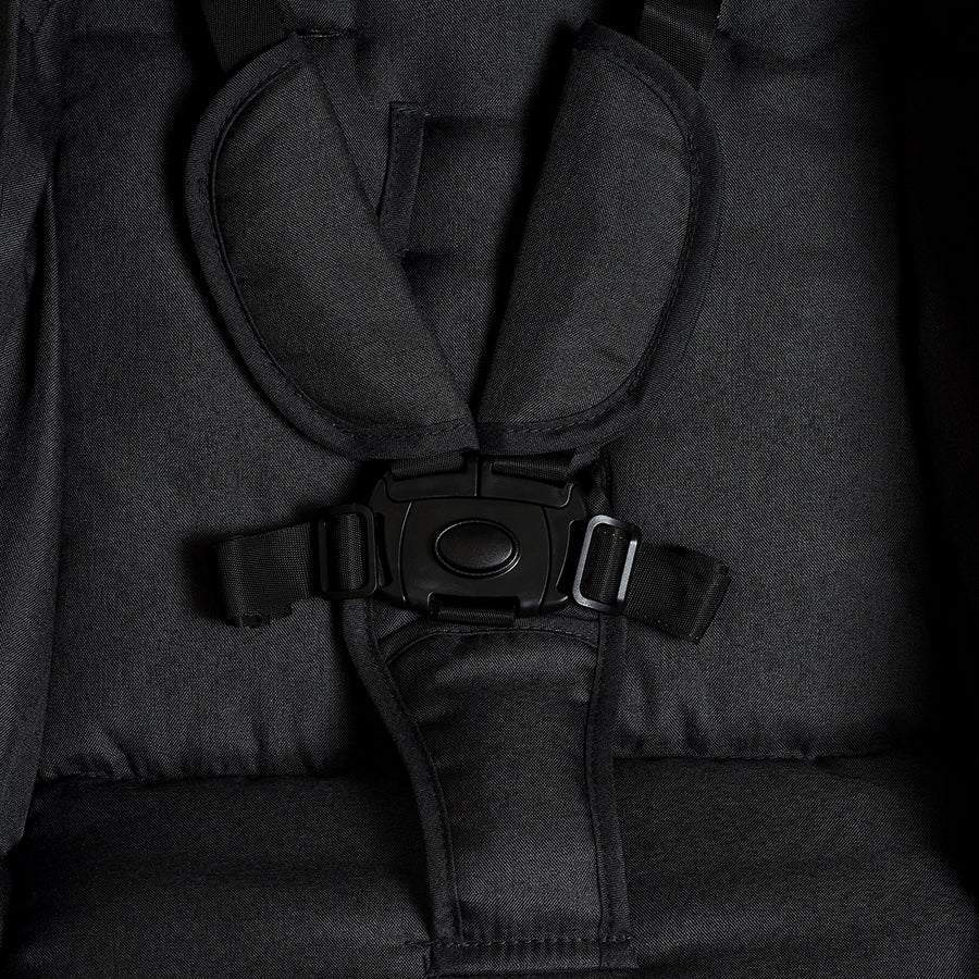عربة اطفال صغيرة