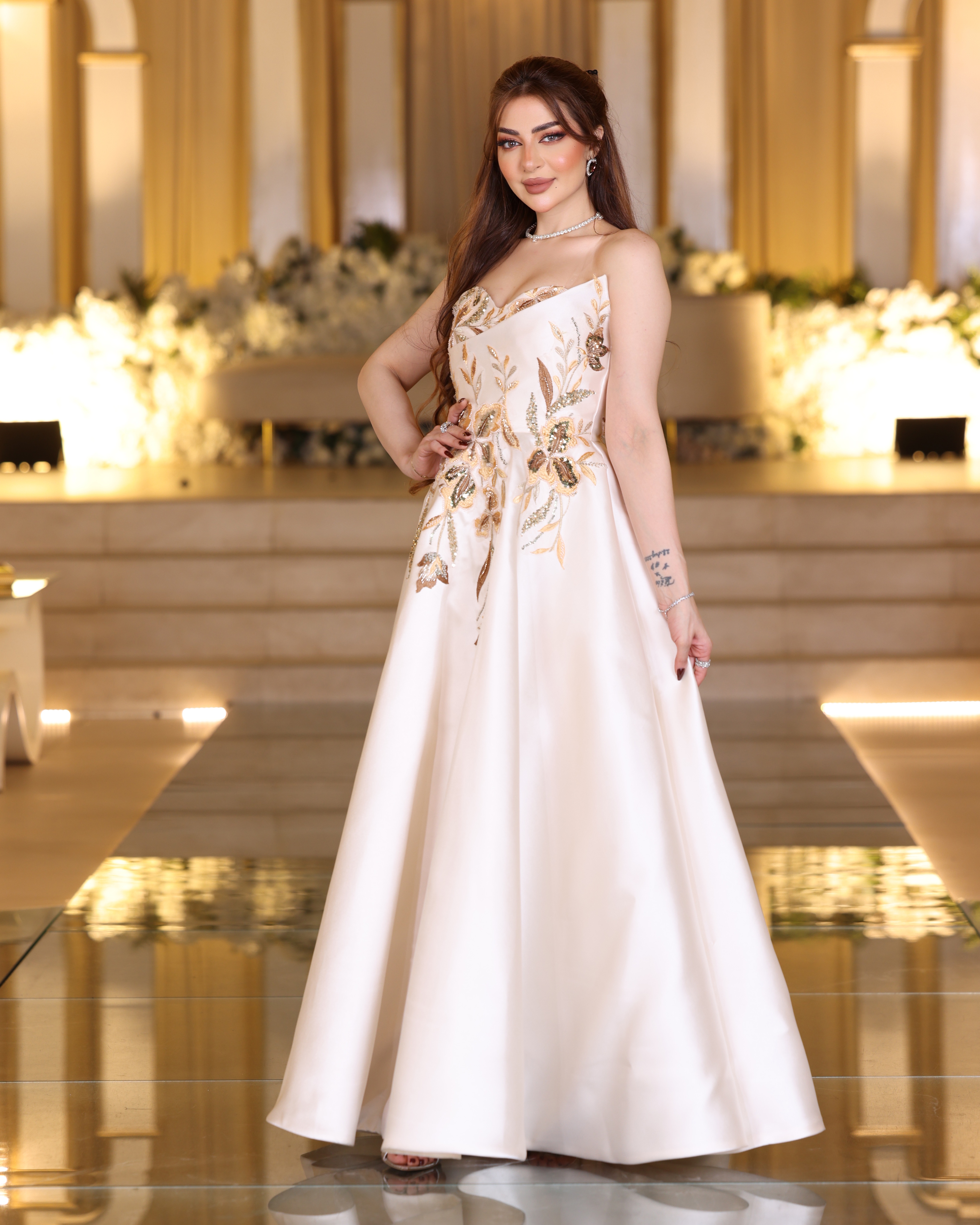  فستان سهرة فاخر بتصميم ملكي 