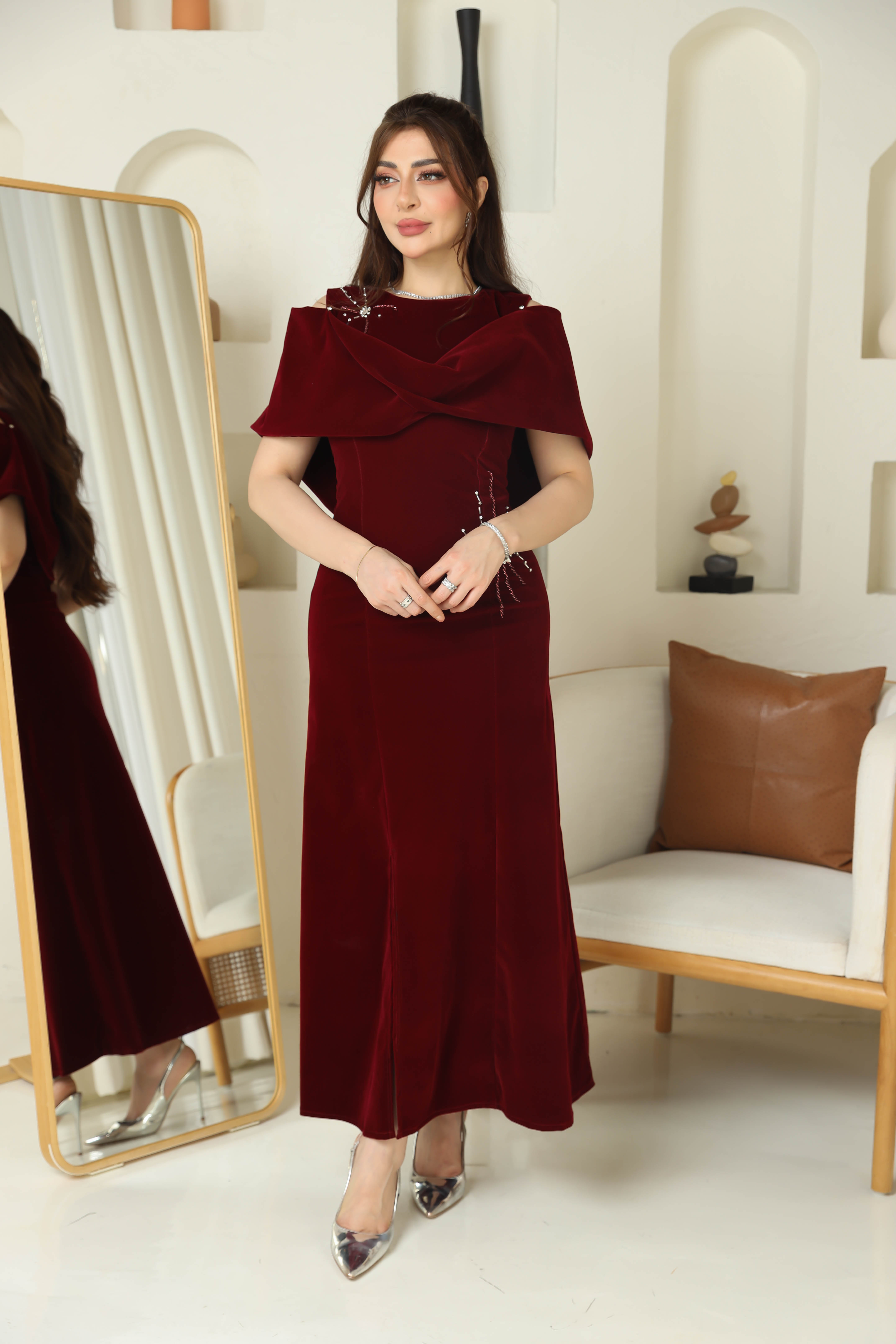  فستان سهرة جوخ ناعم مزين بفصوص 