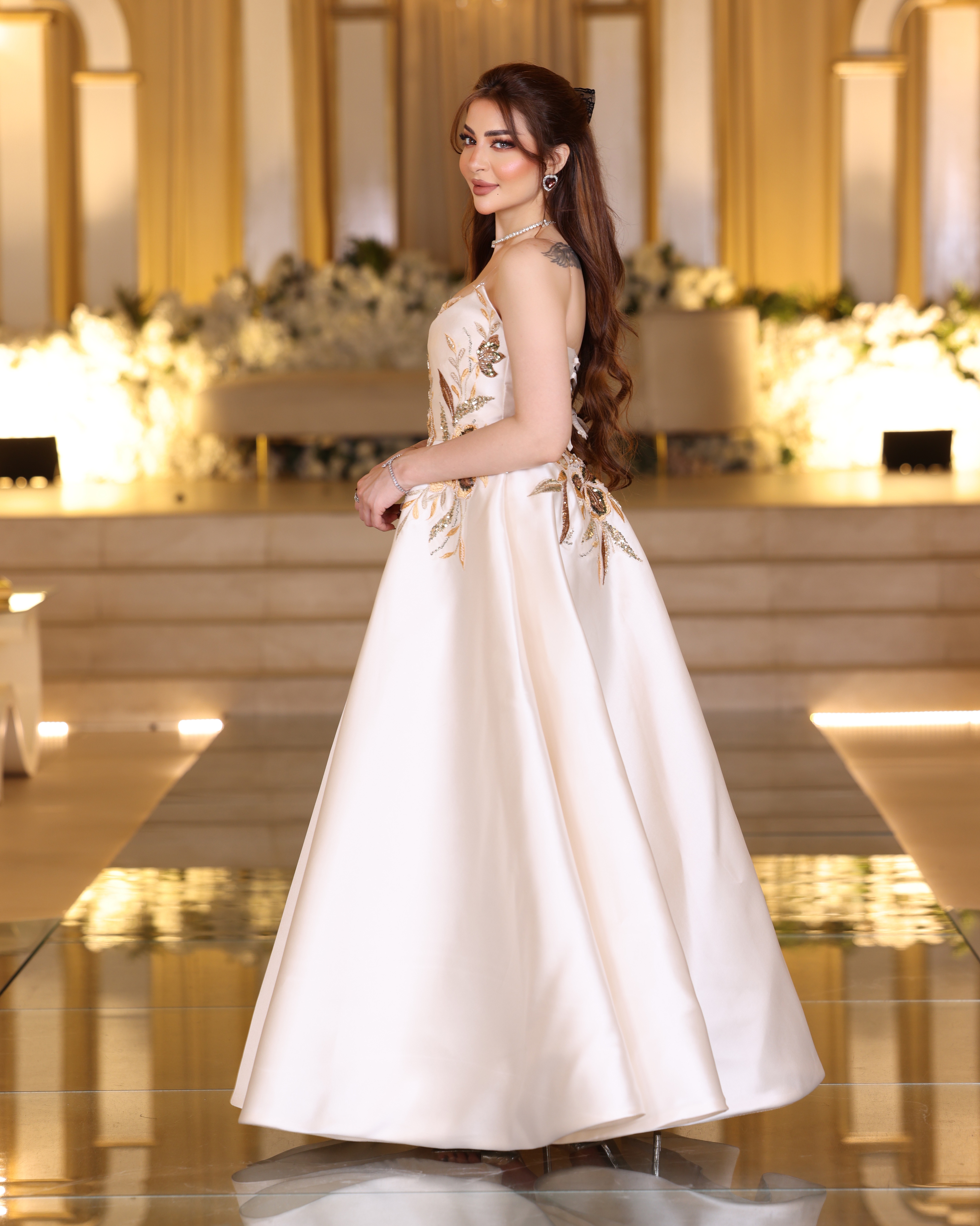  فستان سهرة فاخر بتصميم ملكي 