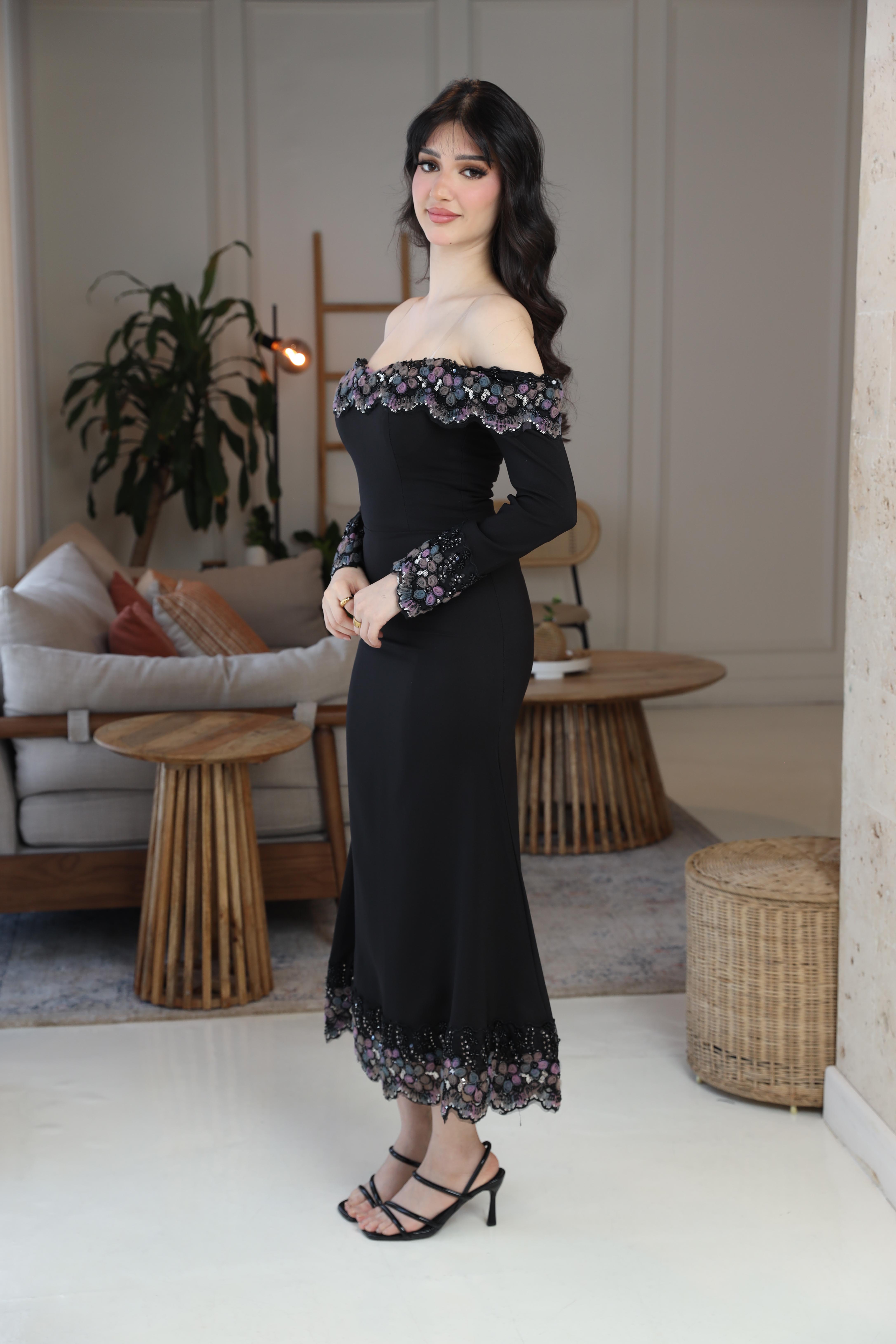  فستان أسود راقٍ بتصميم أوف شولدر مع أكمام 