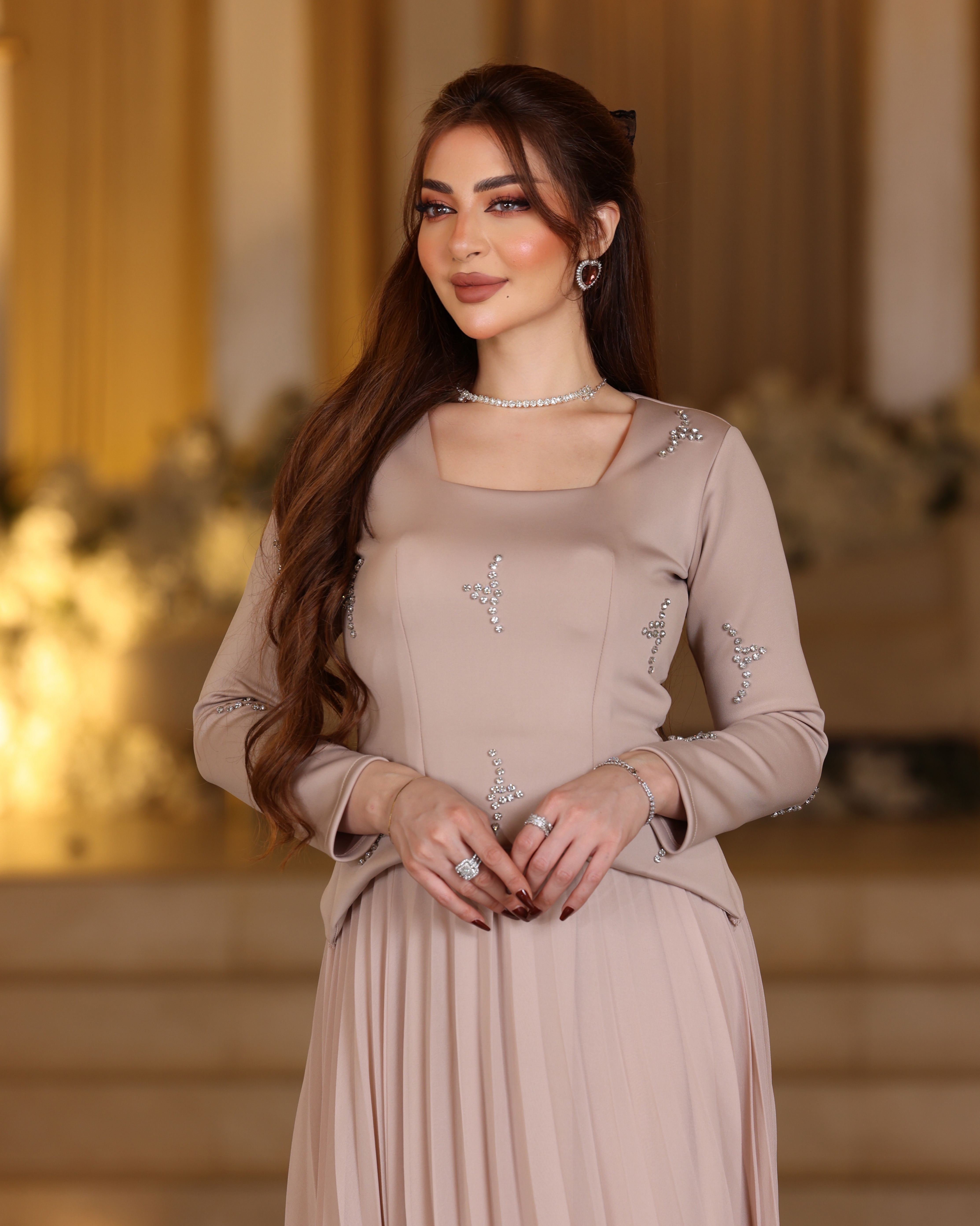  فستان سهرة أنيق بتصميم راقٍ 