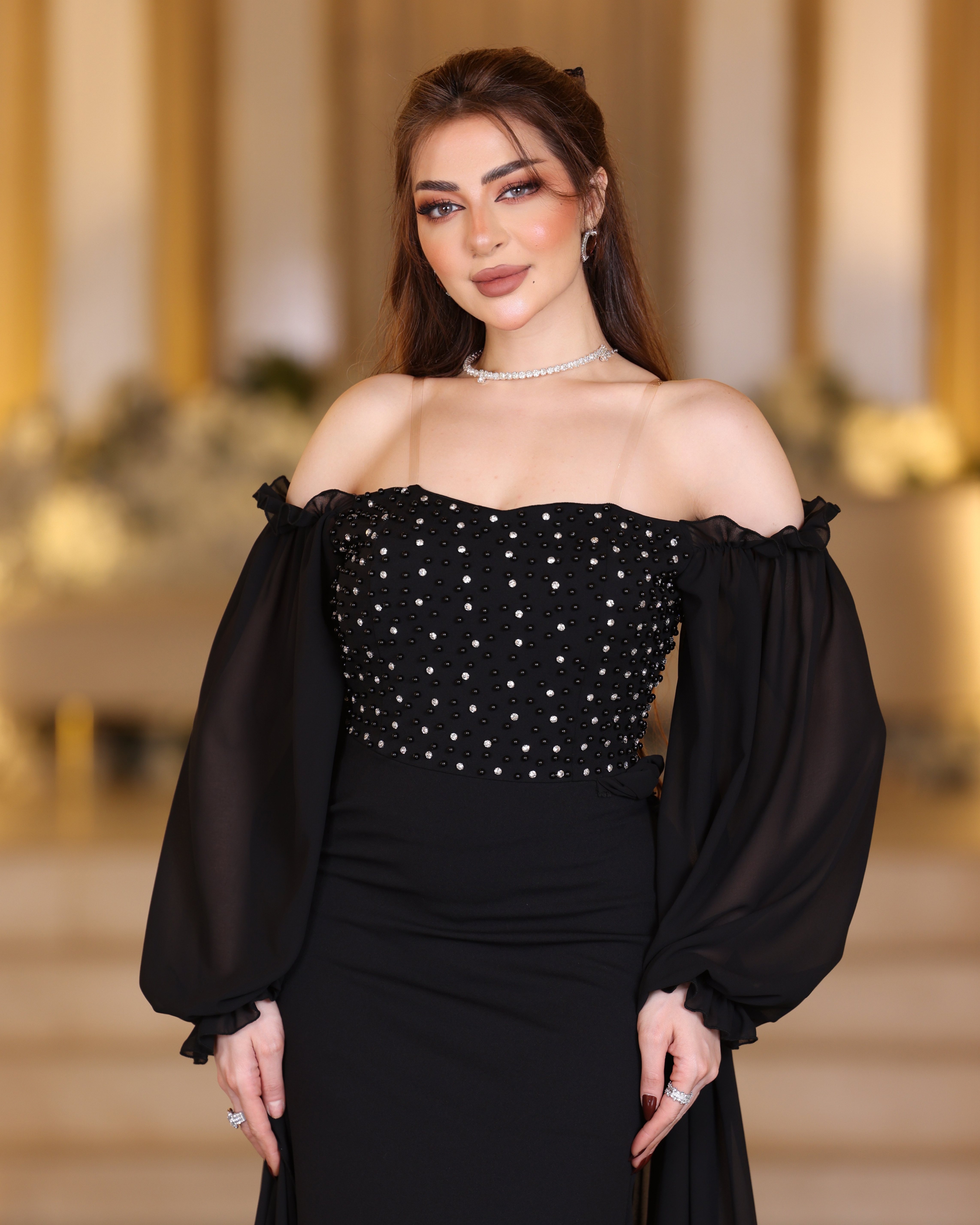  فستان أسود سهرة بتصميم أنثوي راقٍ 