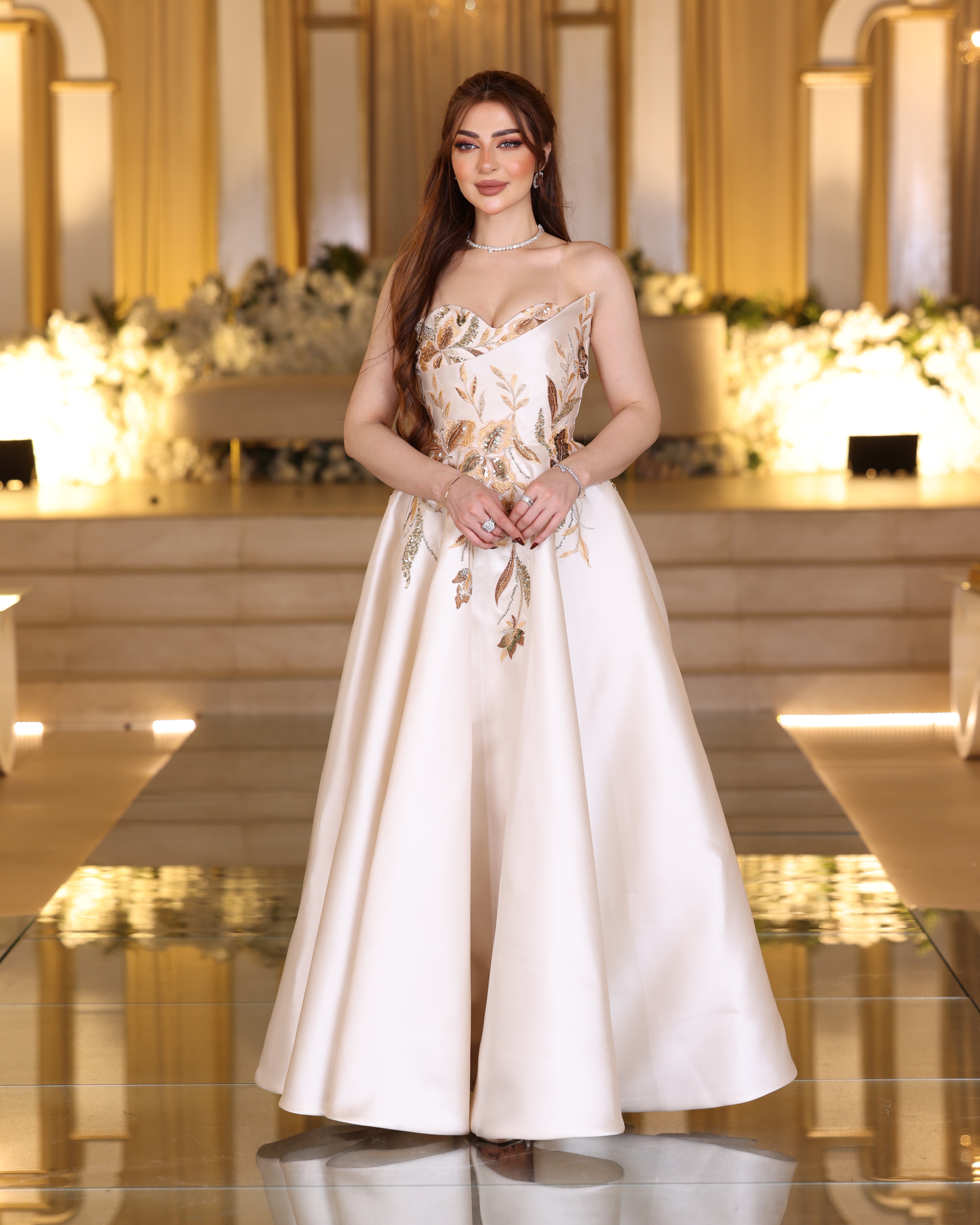  فستان سهرة فاخر بتصميم ملكي 