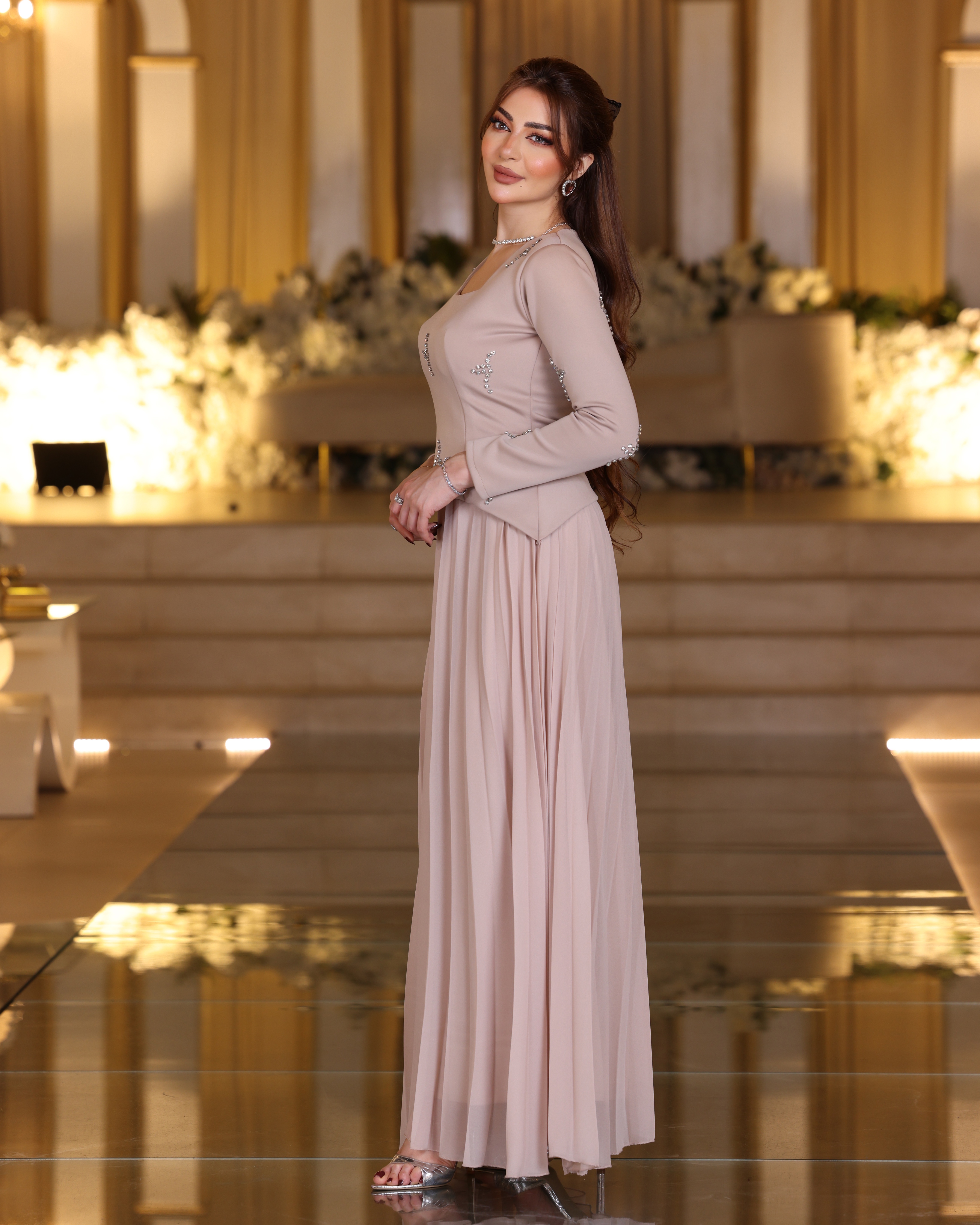  فستان سهرة أنيق بتصميم راقٍ 