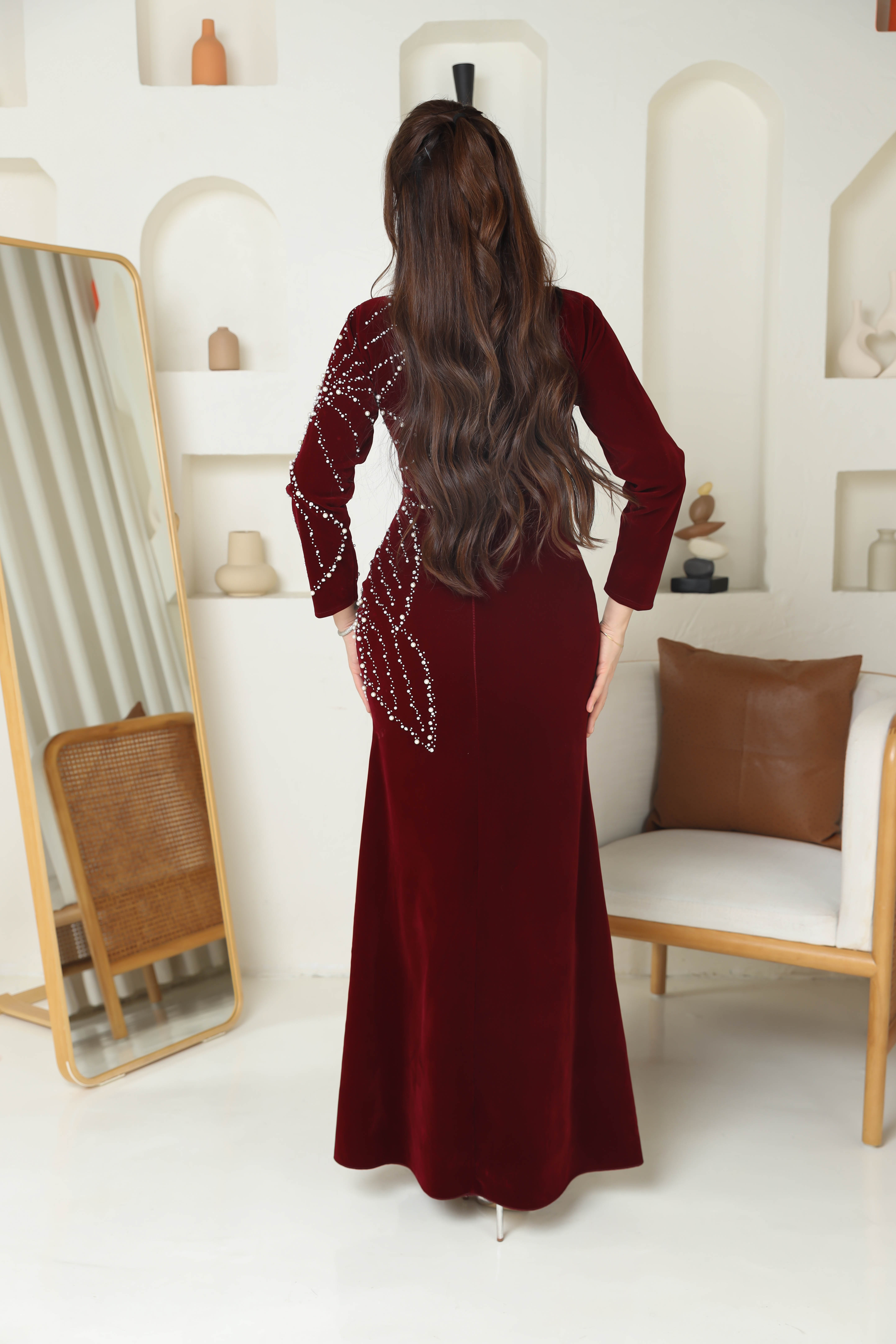  فستان سهرة طويل جوخ بفصوص ولؤلؤ عنابي 