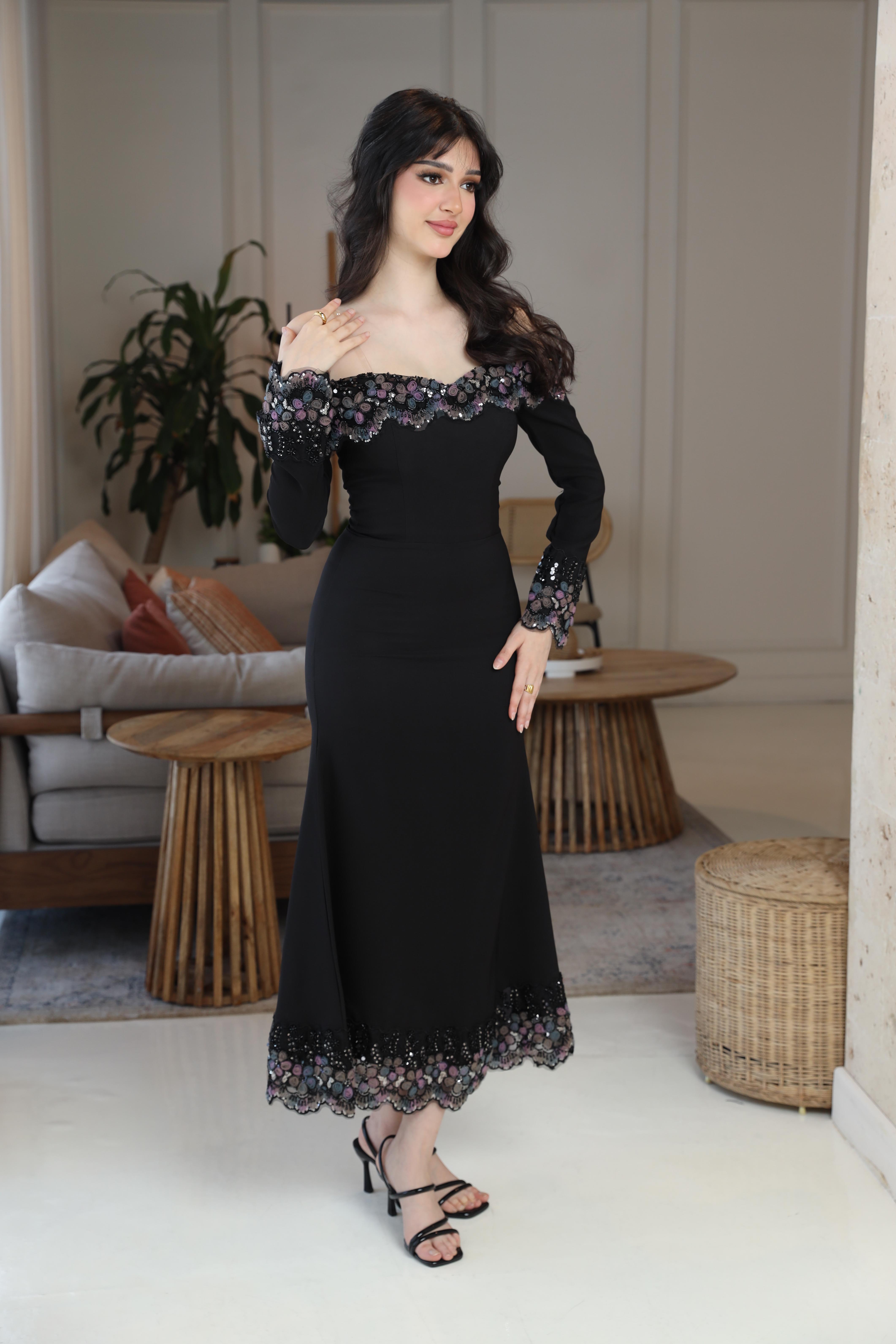  فستان أسود راقٍ بتصميم أوف شولدر مع أكمام 