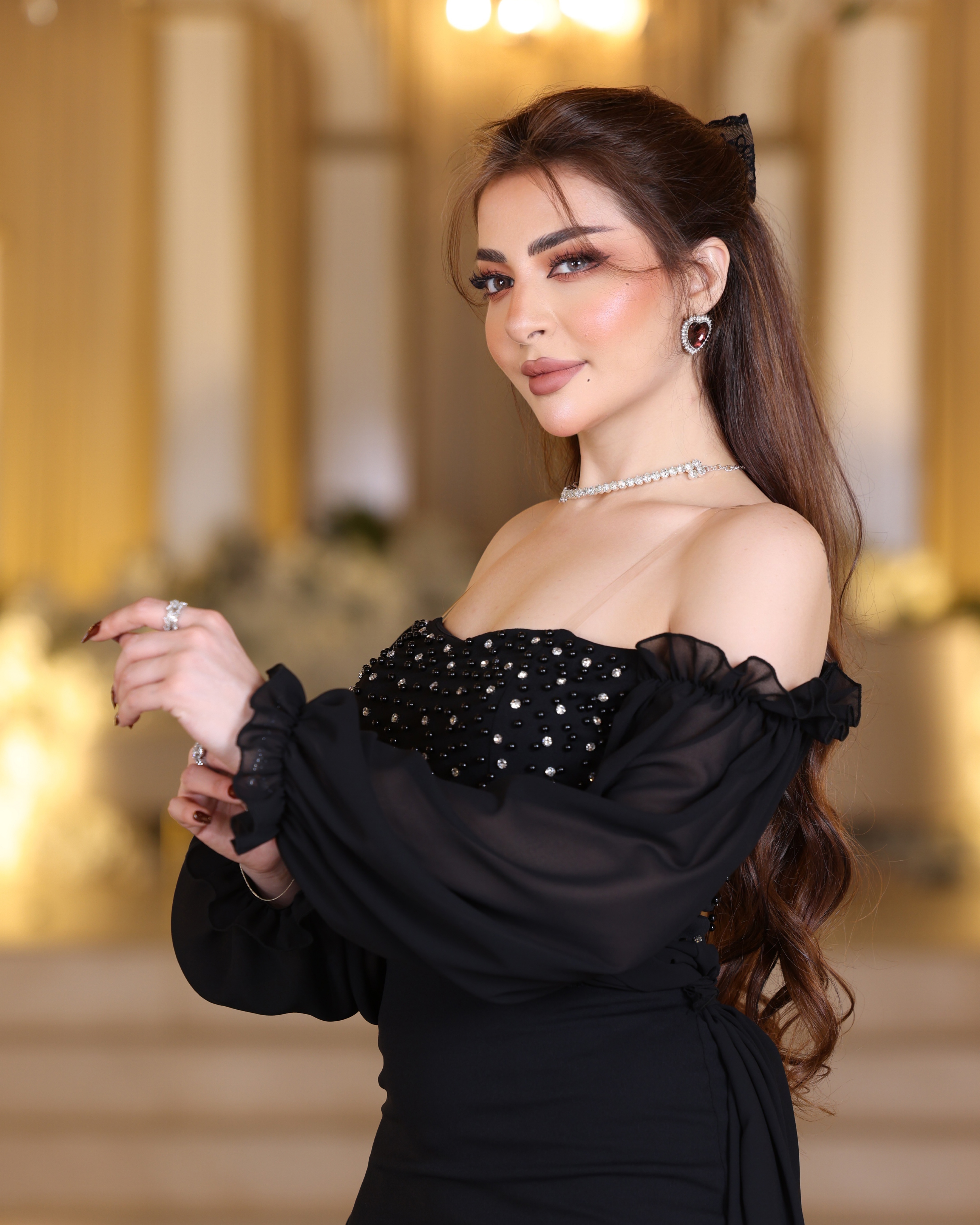  فستان أسود سهرة بتصميم أنثوي راقٍ 