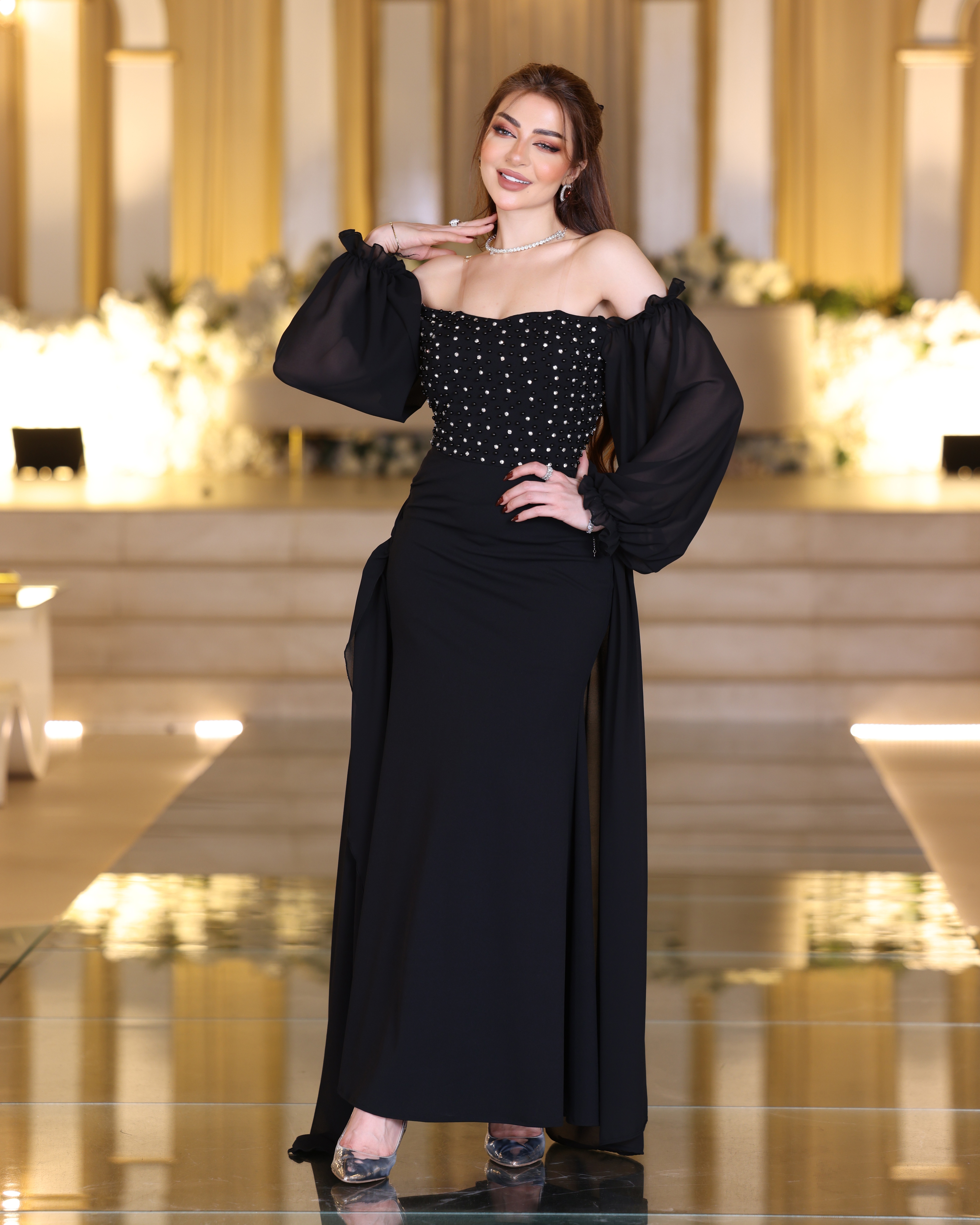  فستان أسود سهرة بتصميم أنثوي راقٍ 