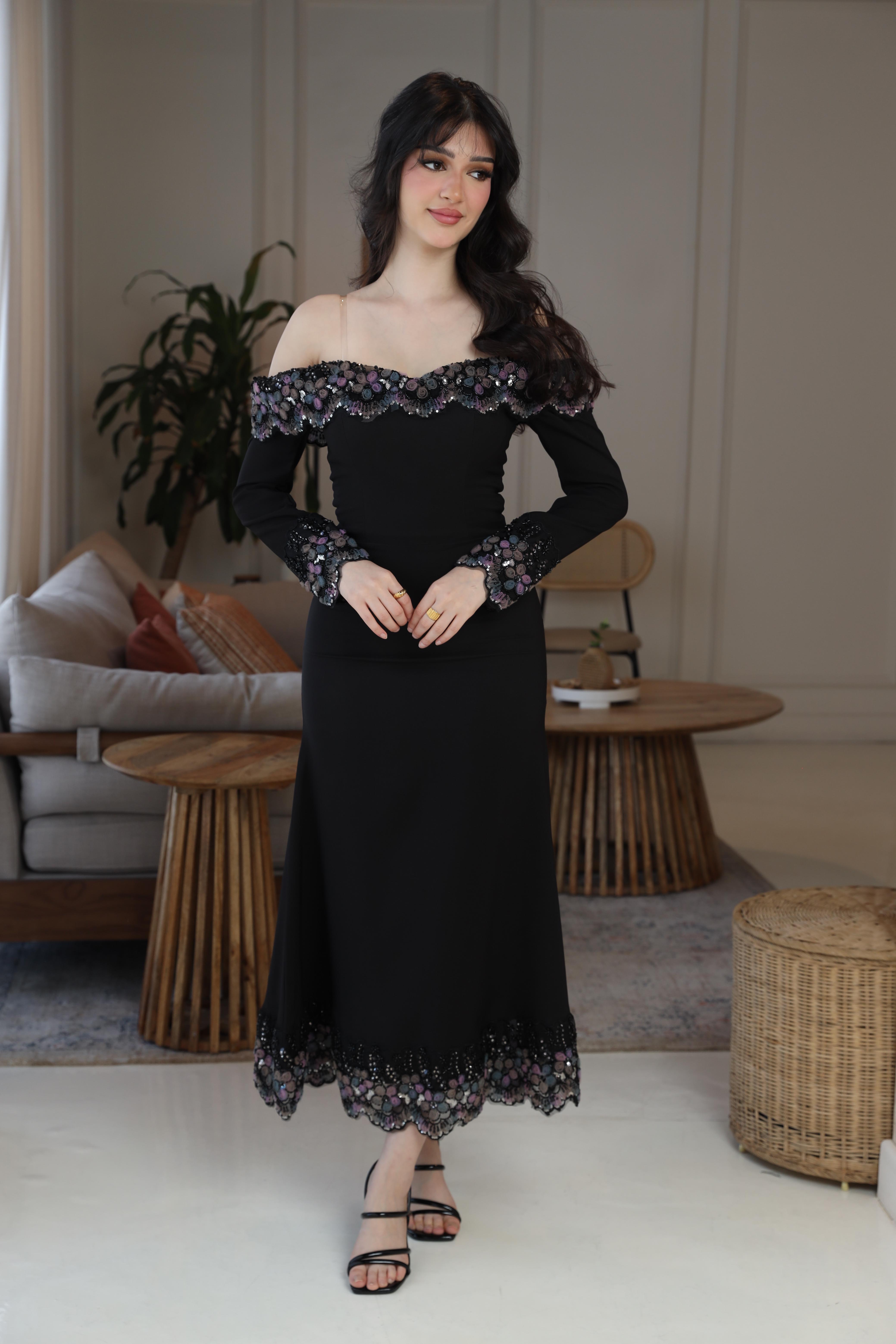  فستان أسود راقٍ بتصميم أوف شولدر مع أكمام 