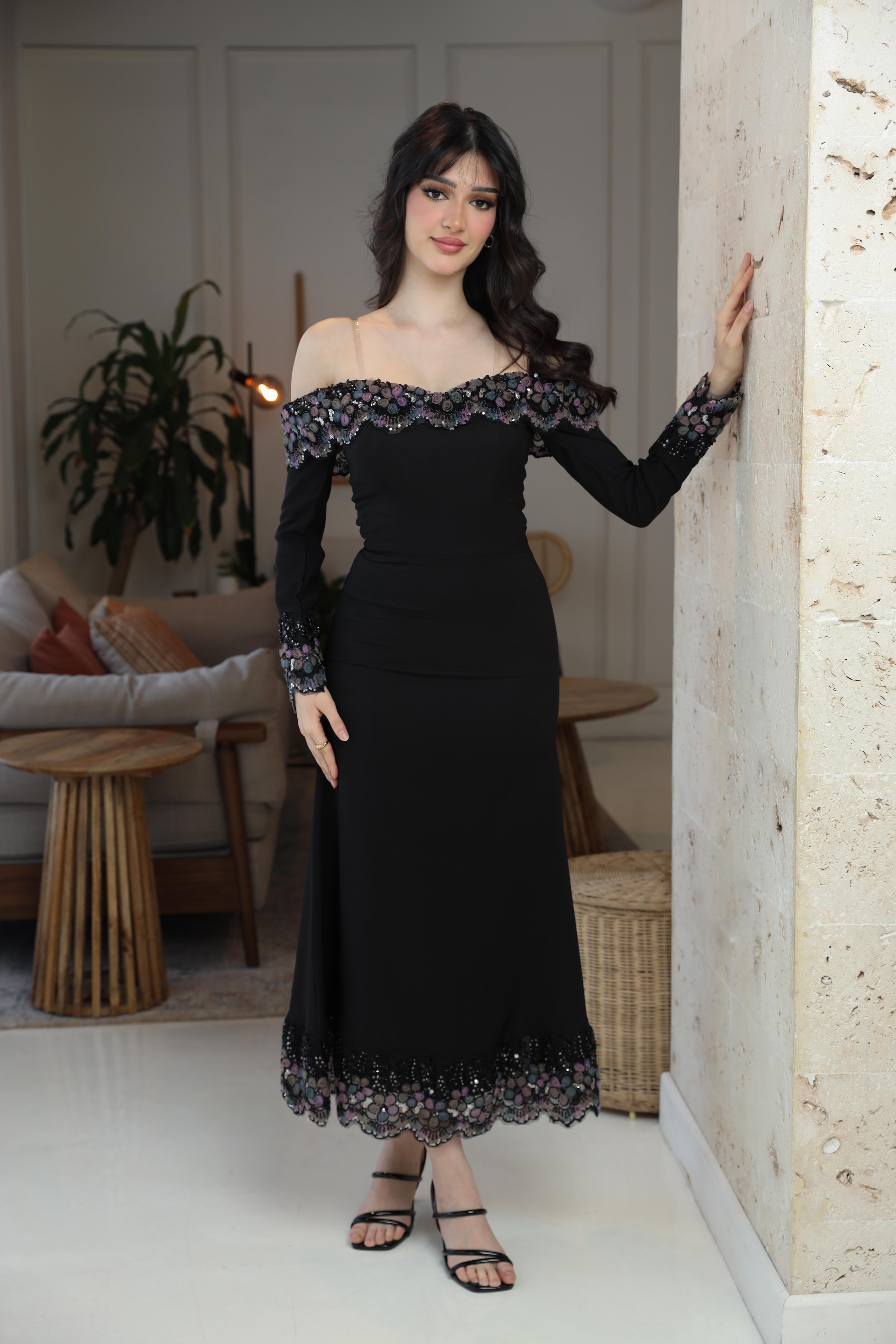  فستان أسود راقٍ بتصميم أوف شولدر مع أكمام 