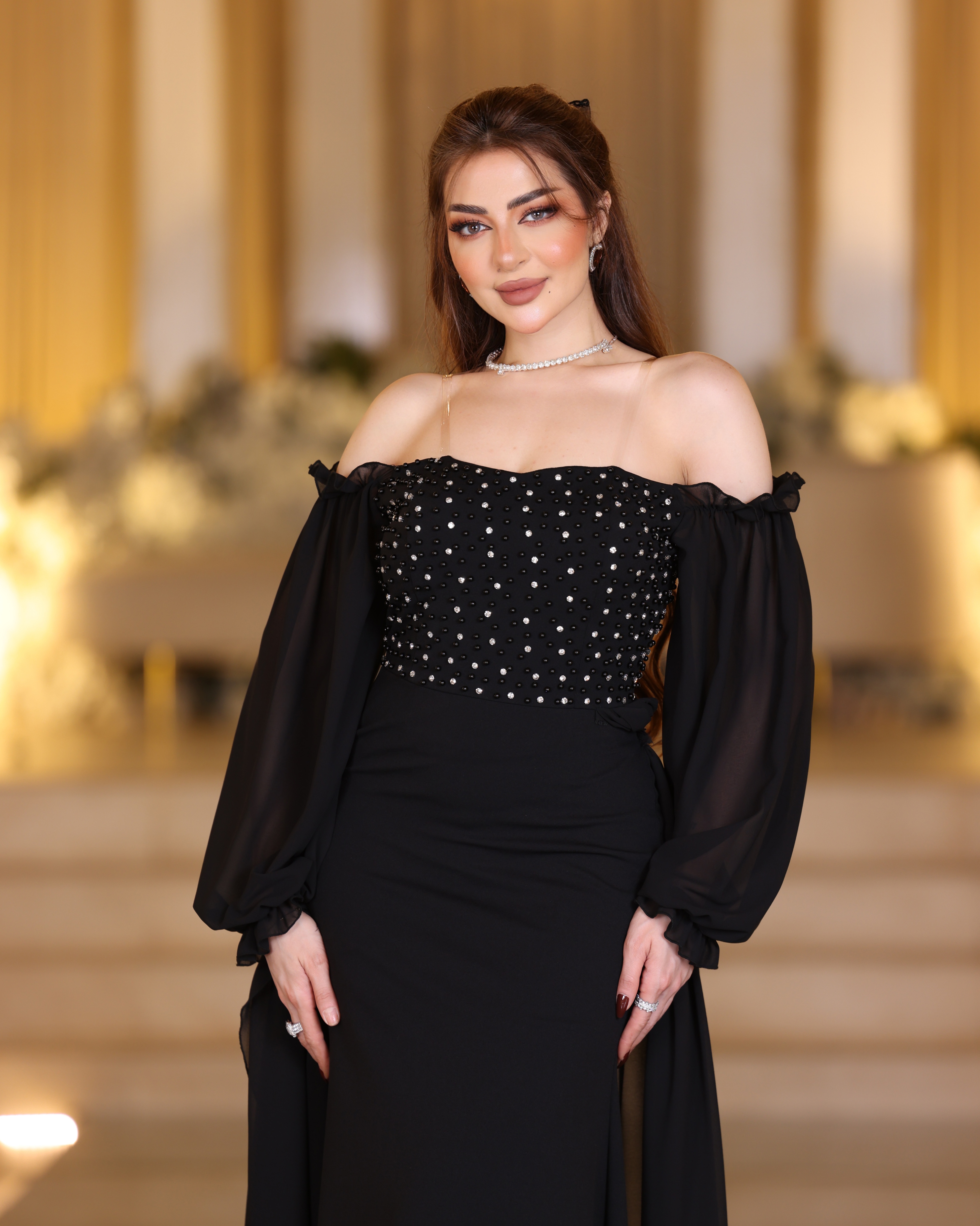  فستان أسود سهرة بتصميم أنثوي راقٍ 