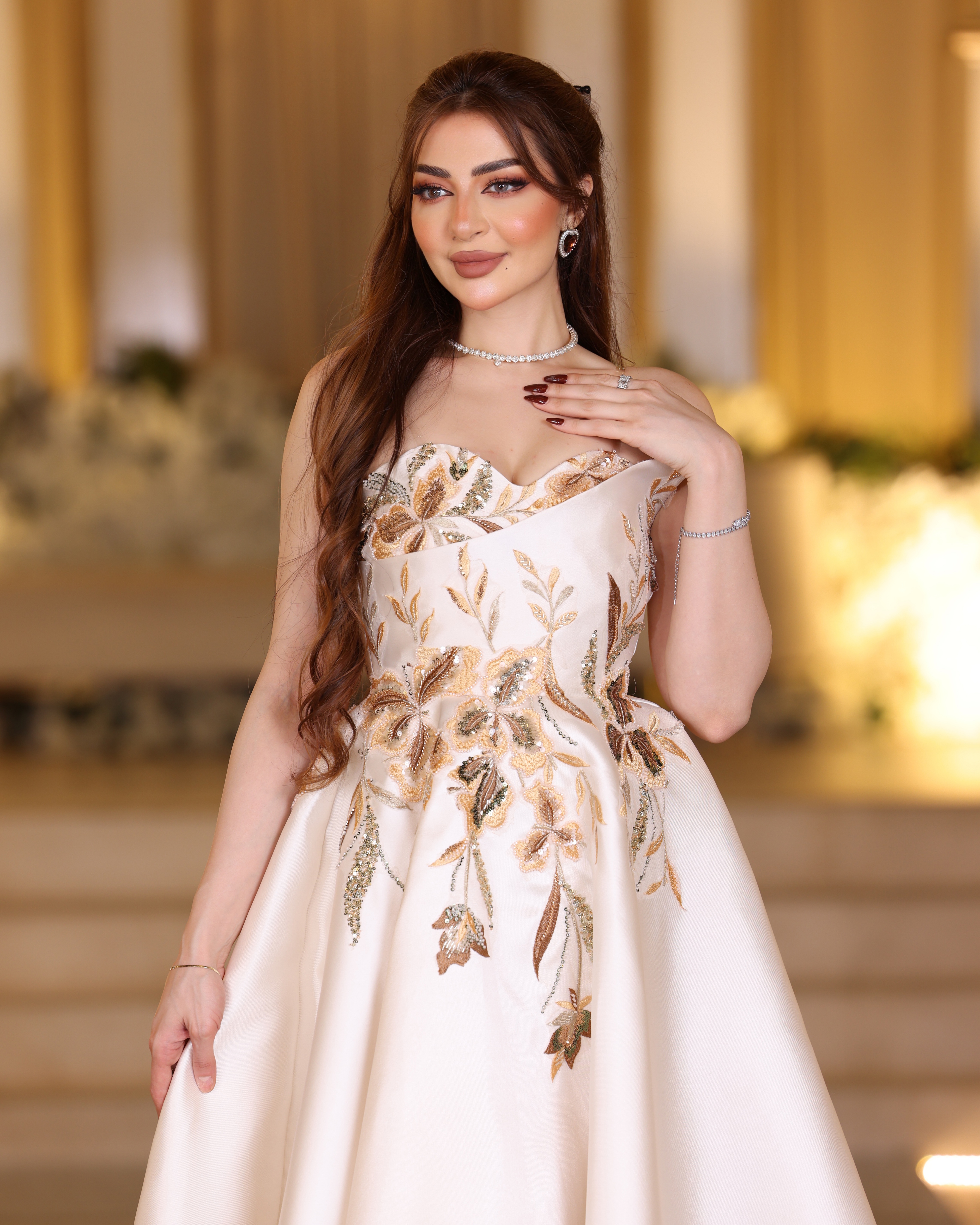  فستان سهرة فاخر بتصميم ملكي 
