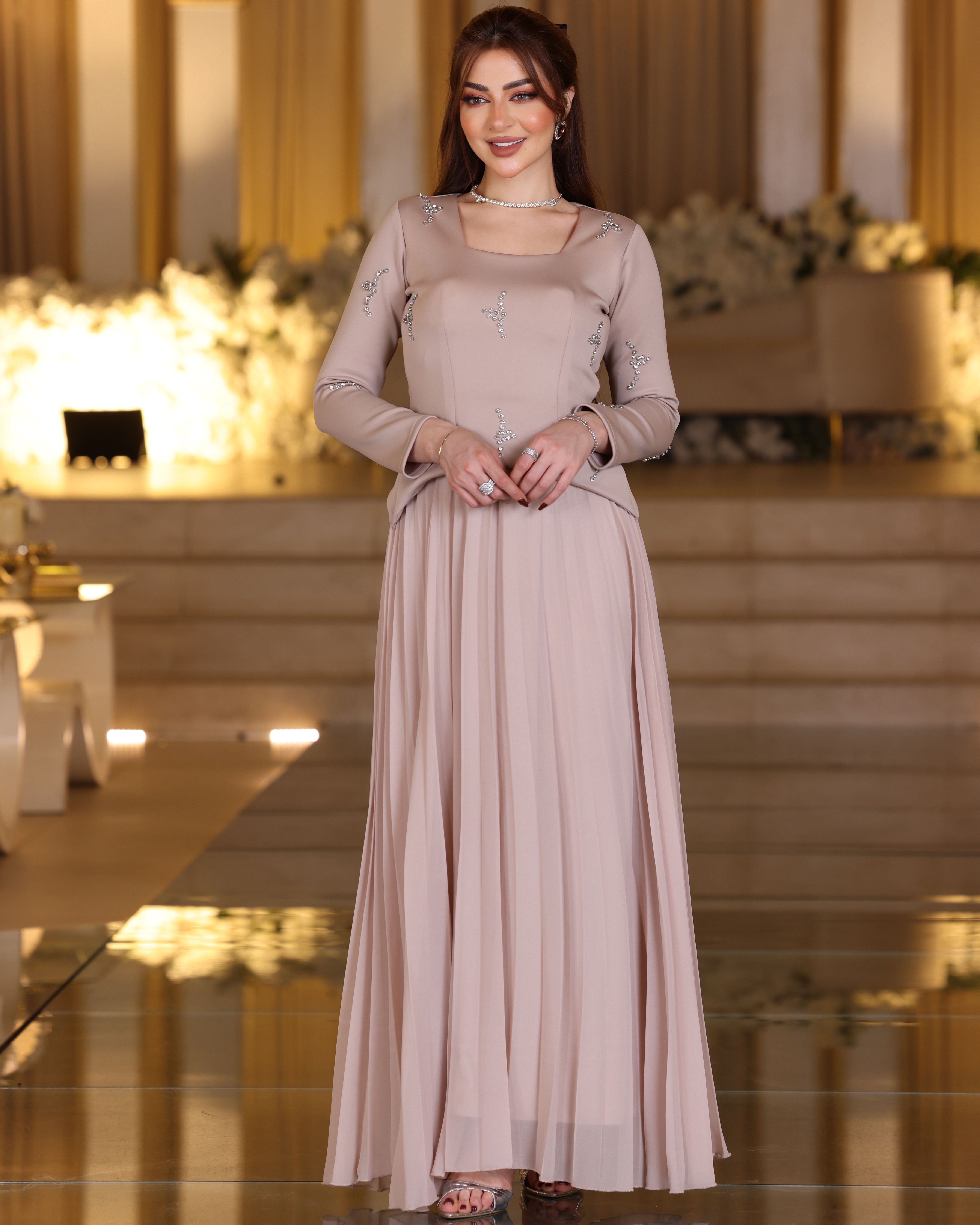  فستان سهرة أنيق بتصميم راقٍ 
