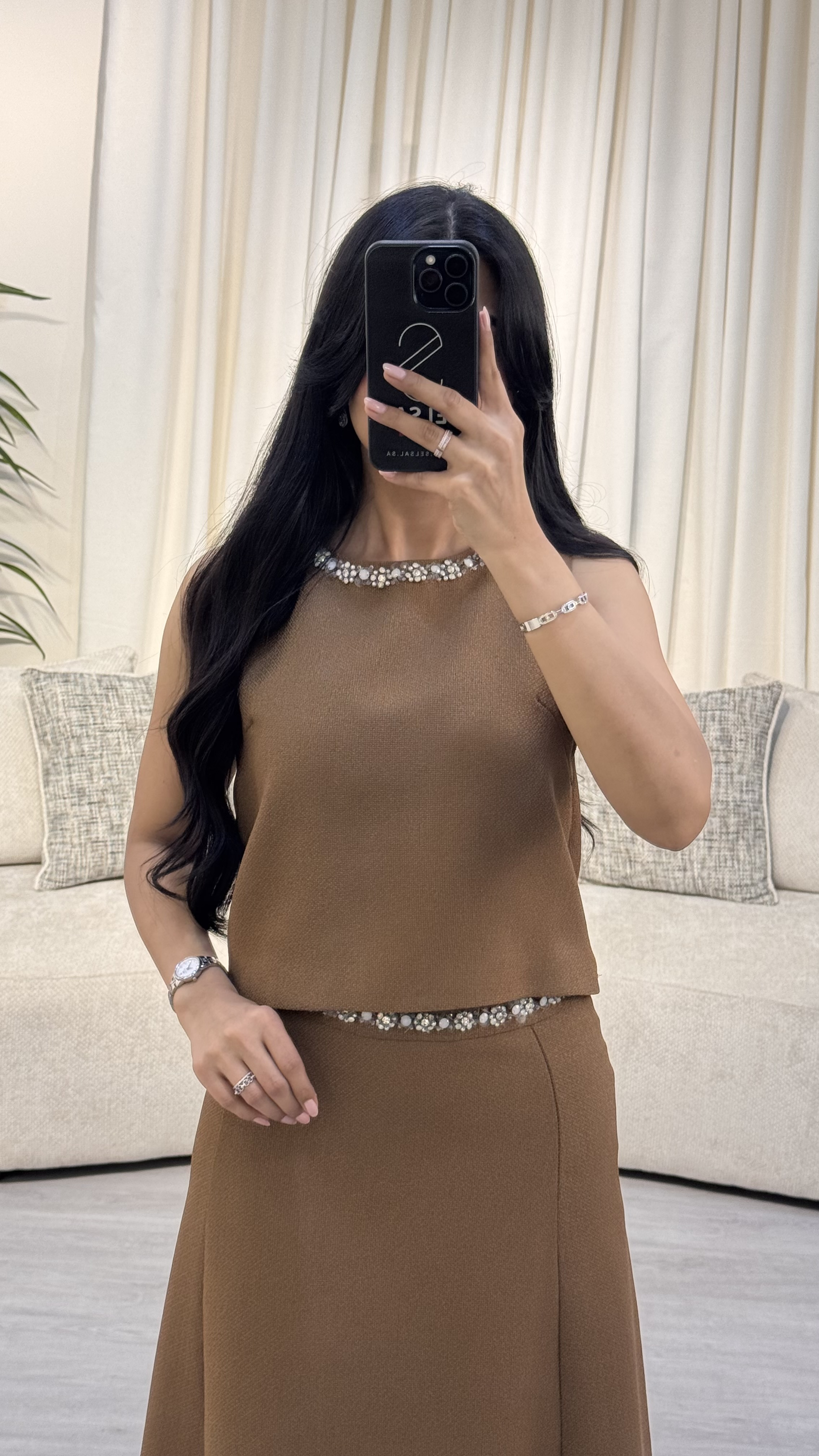  طقم تنورة وبلوزة مطرزة 