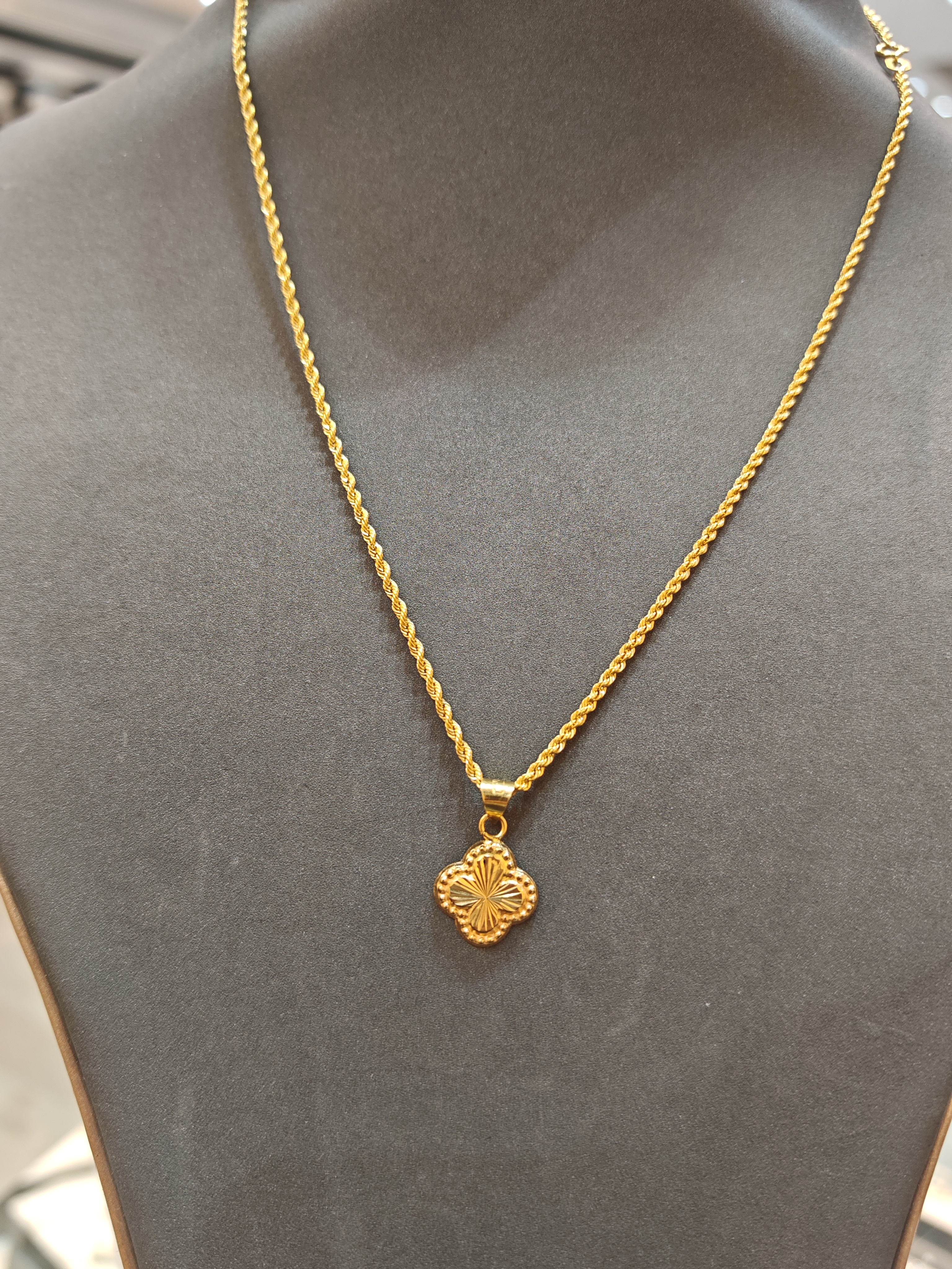  سلسال عيار 18
Nicklace 18 k
وزن 1.8 grams
