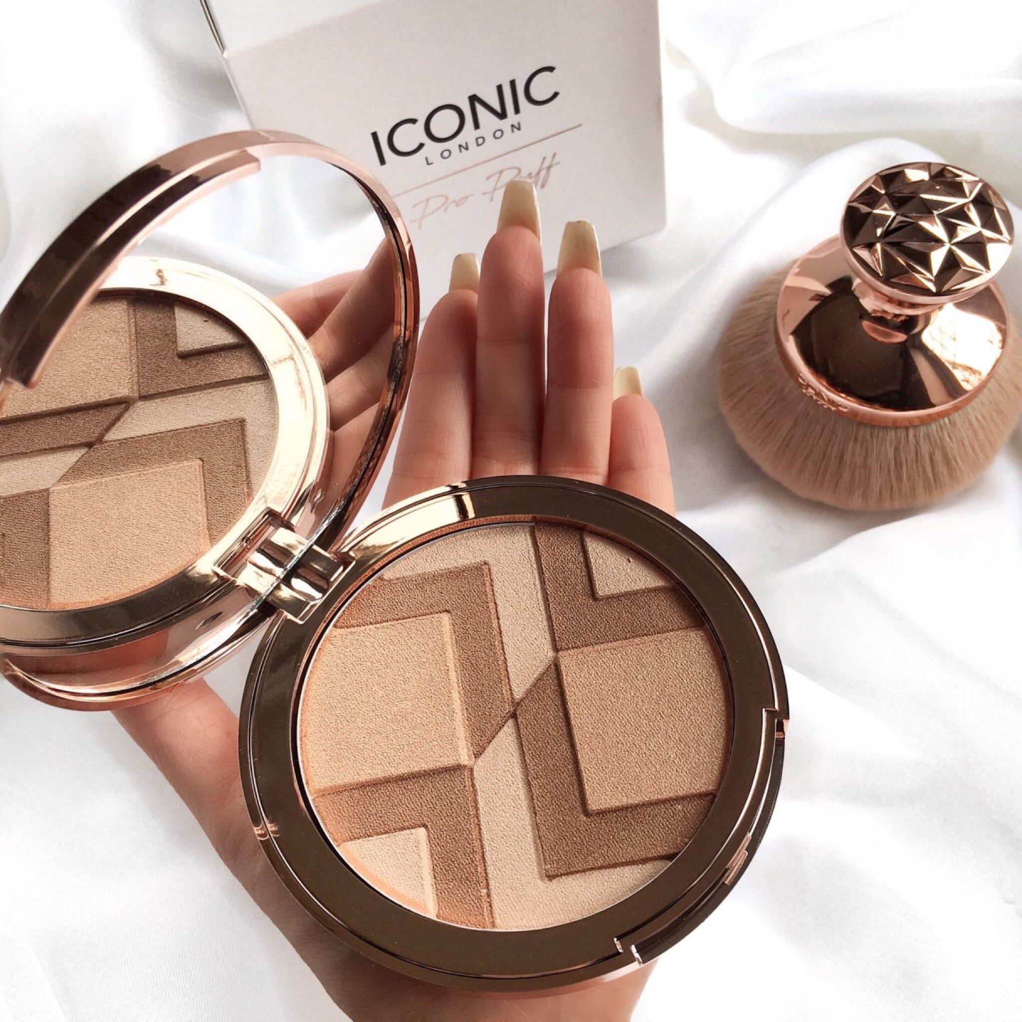 اضاءة باودر Luminous Powder من Iconic London