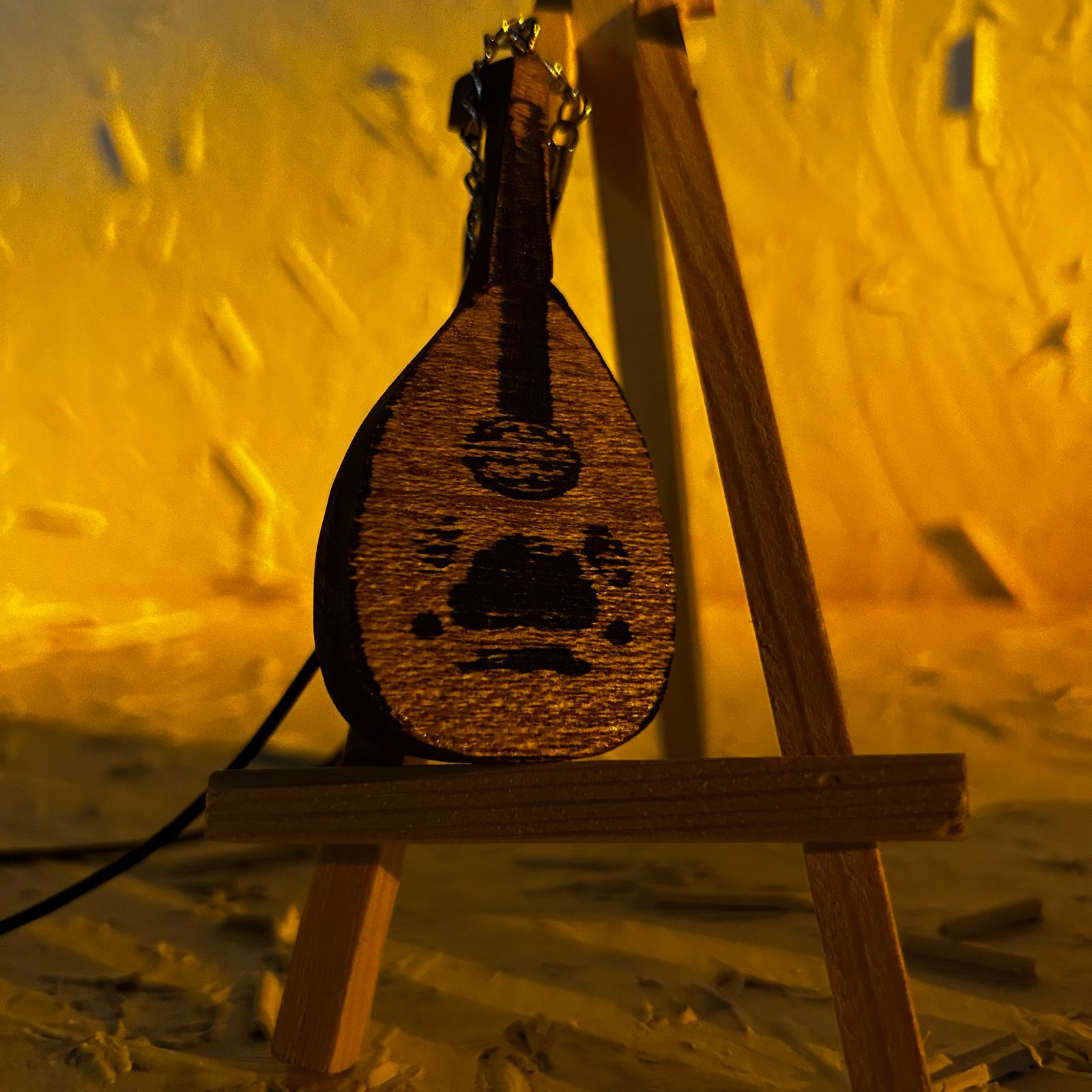 تعليقه مصنوعه من الخشب
