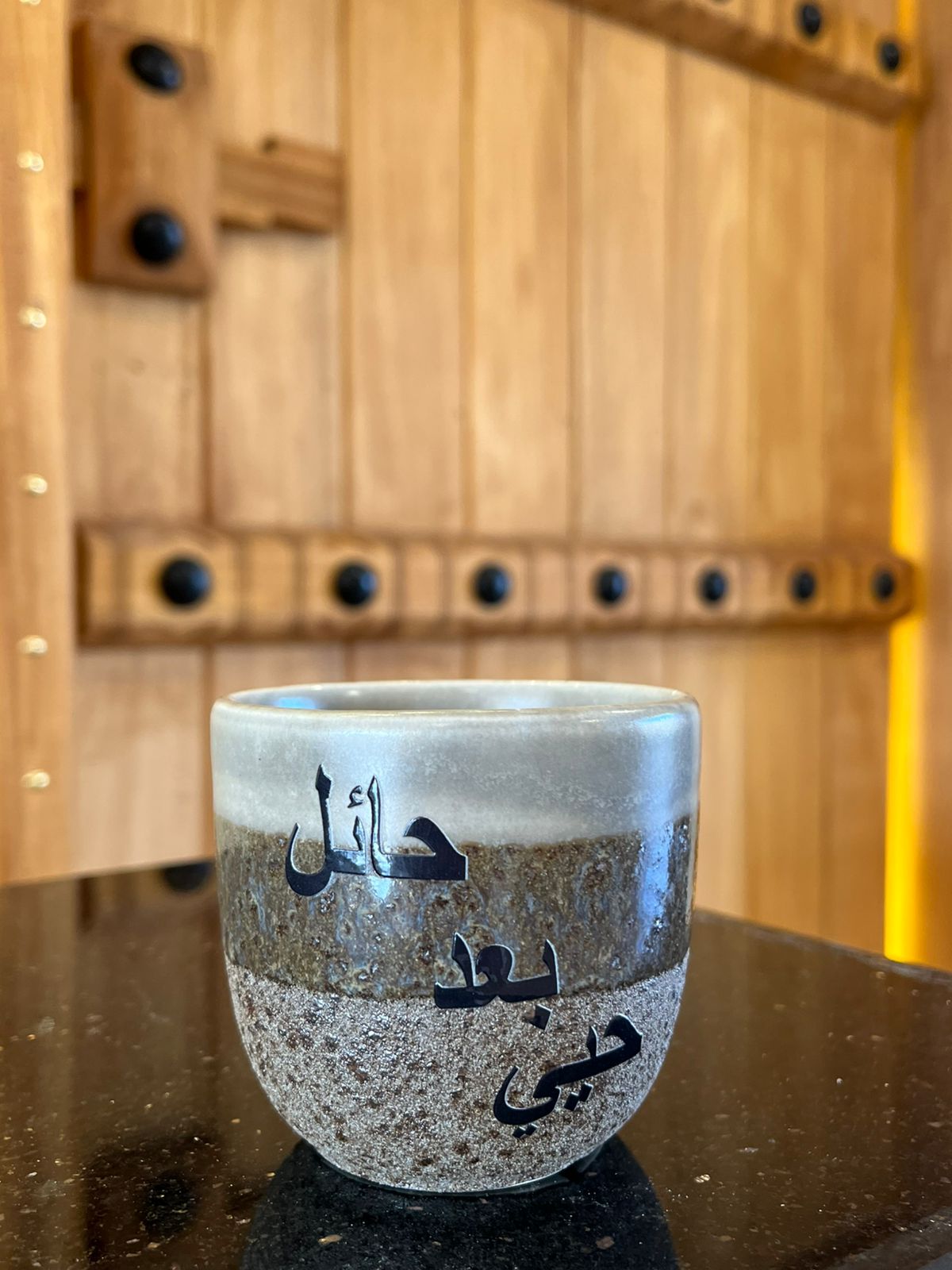 كوب قهوة من الفخار صناعة يدوية