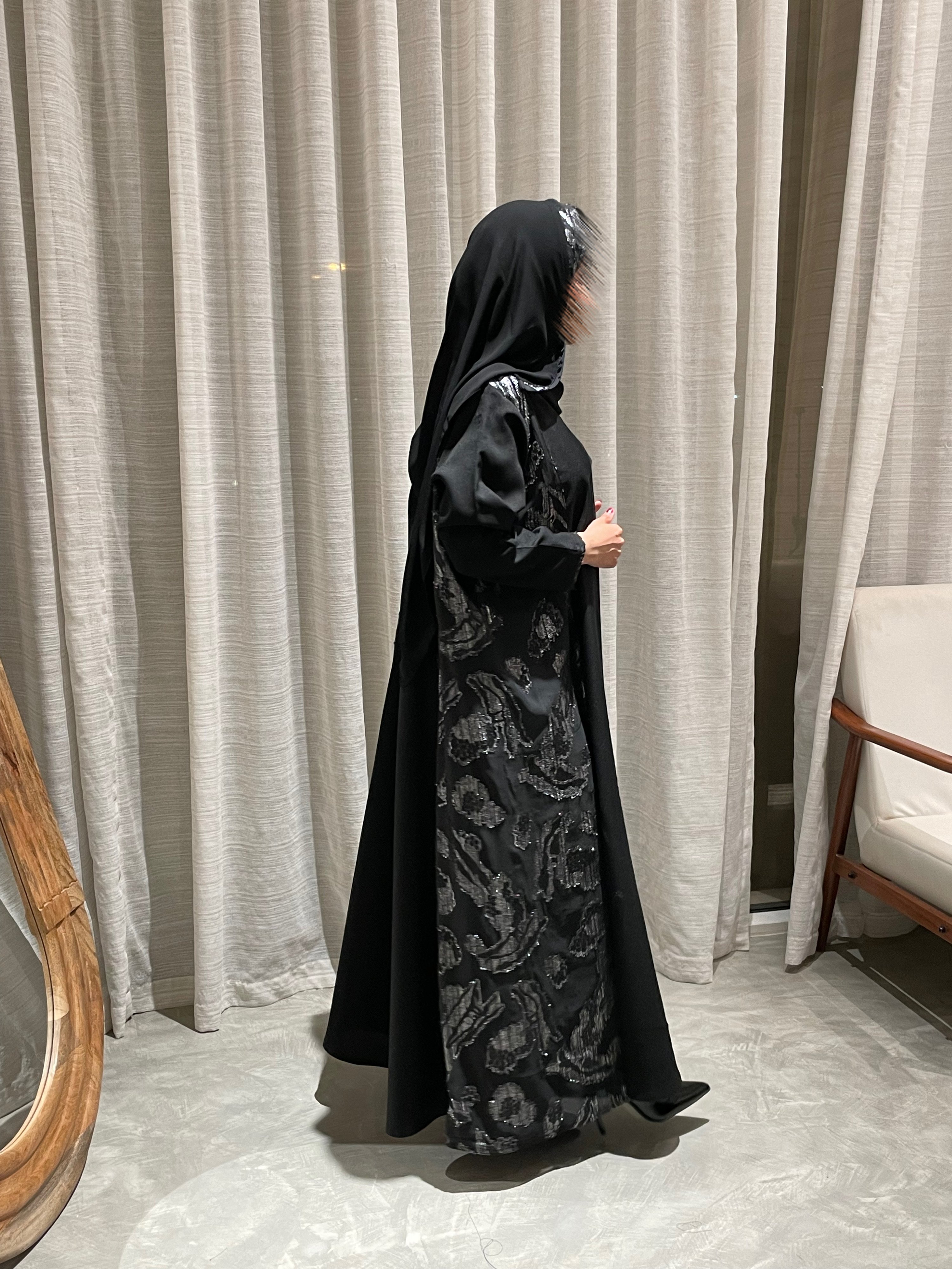 كتان ملكي بالاضافة الى قماش بتطريز