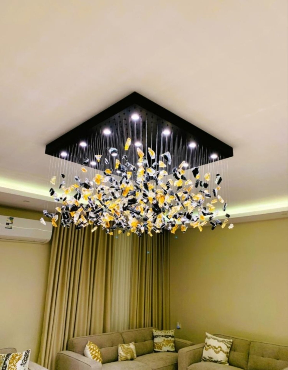 ثريا احجار حاده مقاس 80*80سم