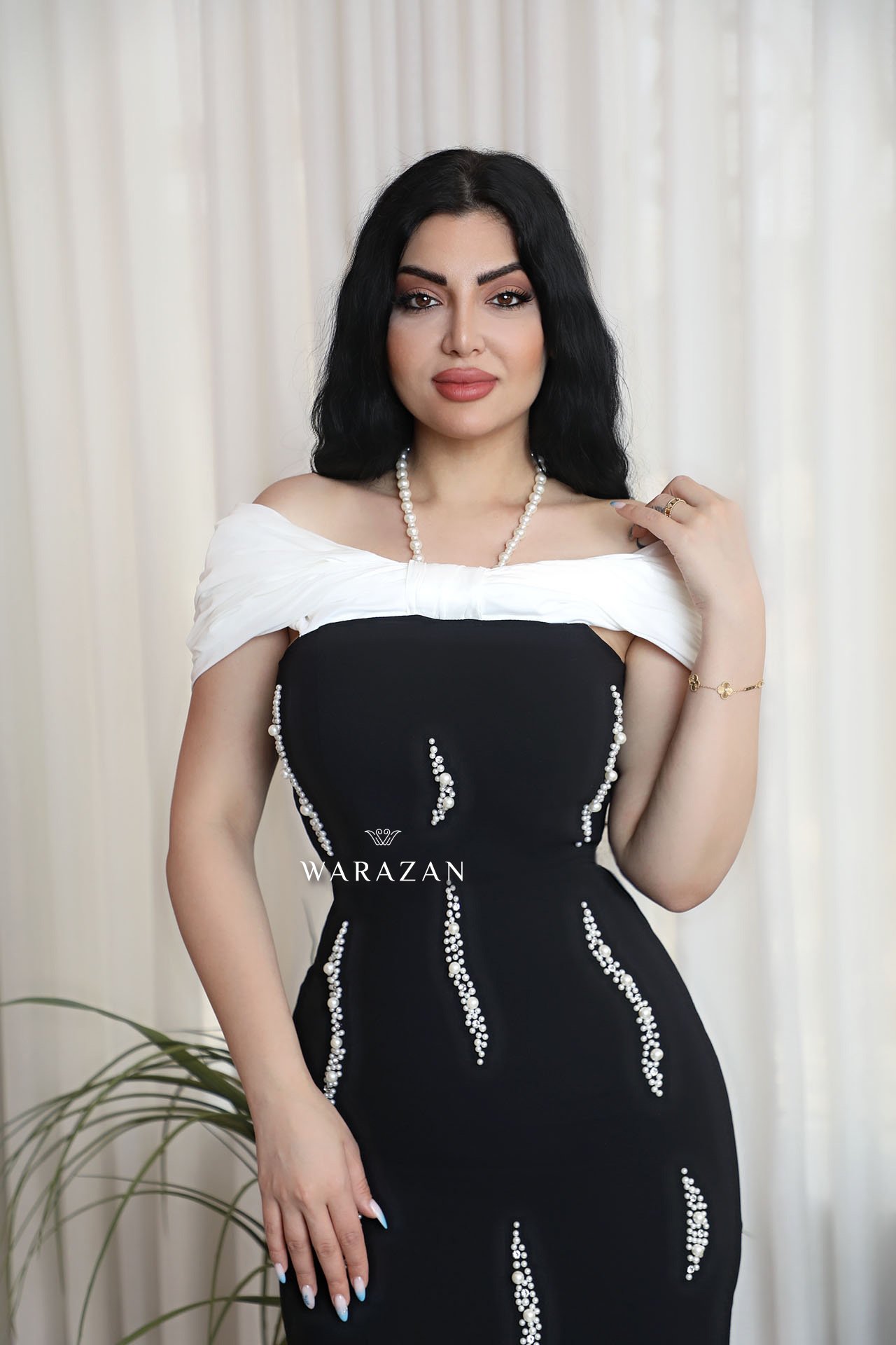 فستان سهرة ماسك بقصة من الكتف