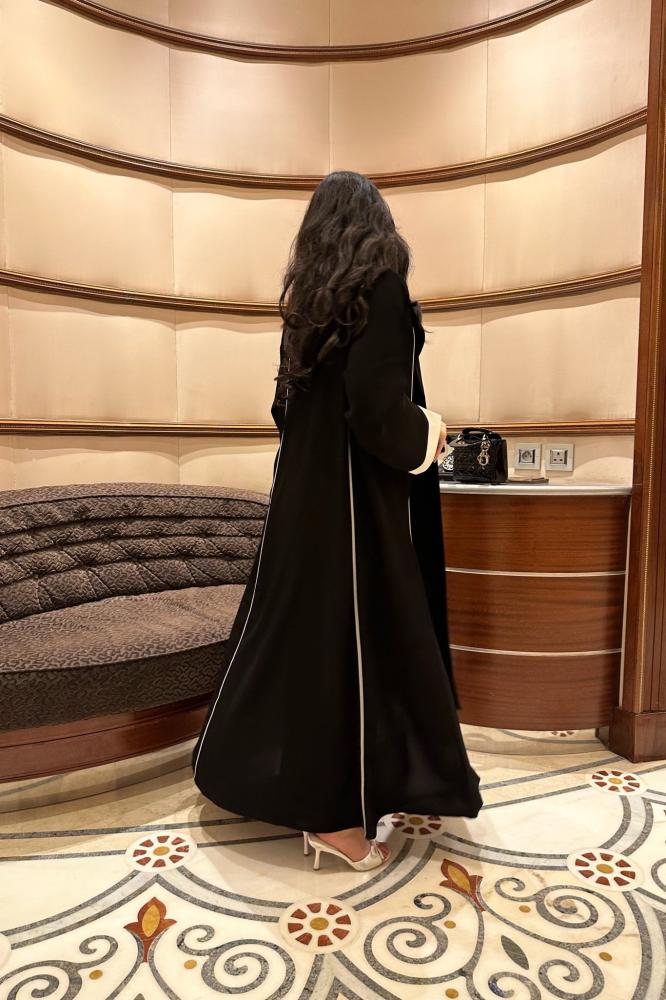 عباية بليزر أسود مع قيطان ابيض