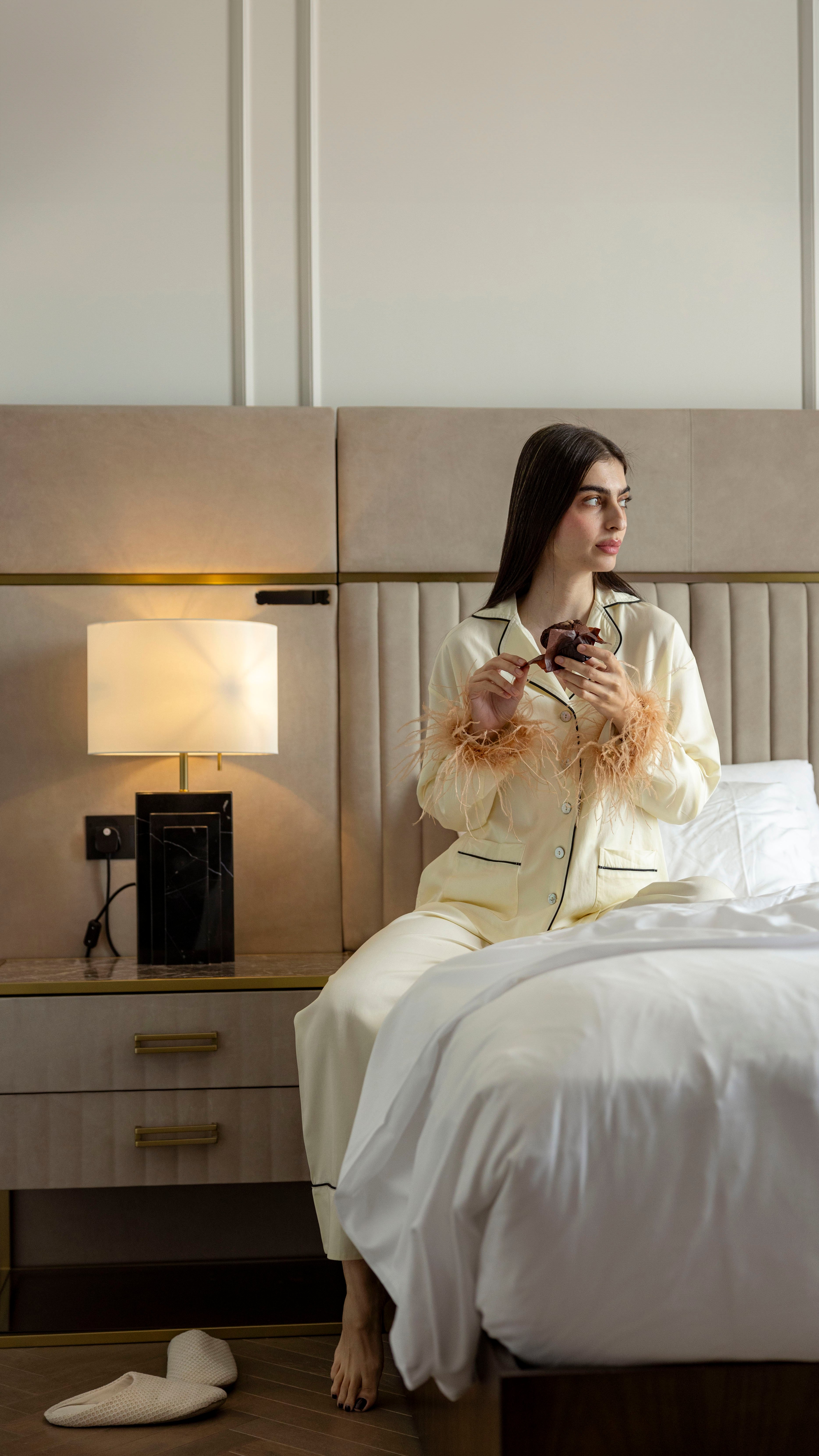 لمسة الفخامة Luxe Touch | طقم بيجاما فاخر مع ريش ناعم قابل للفك