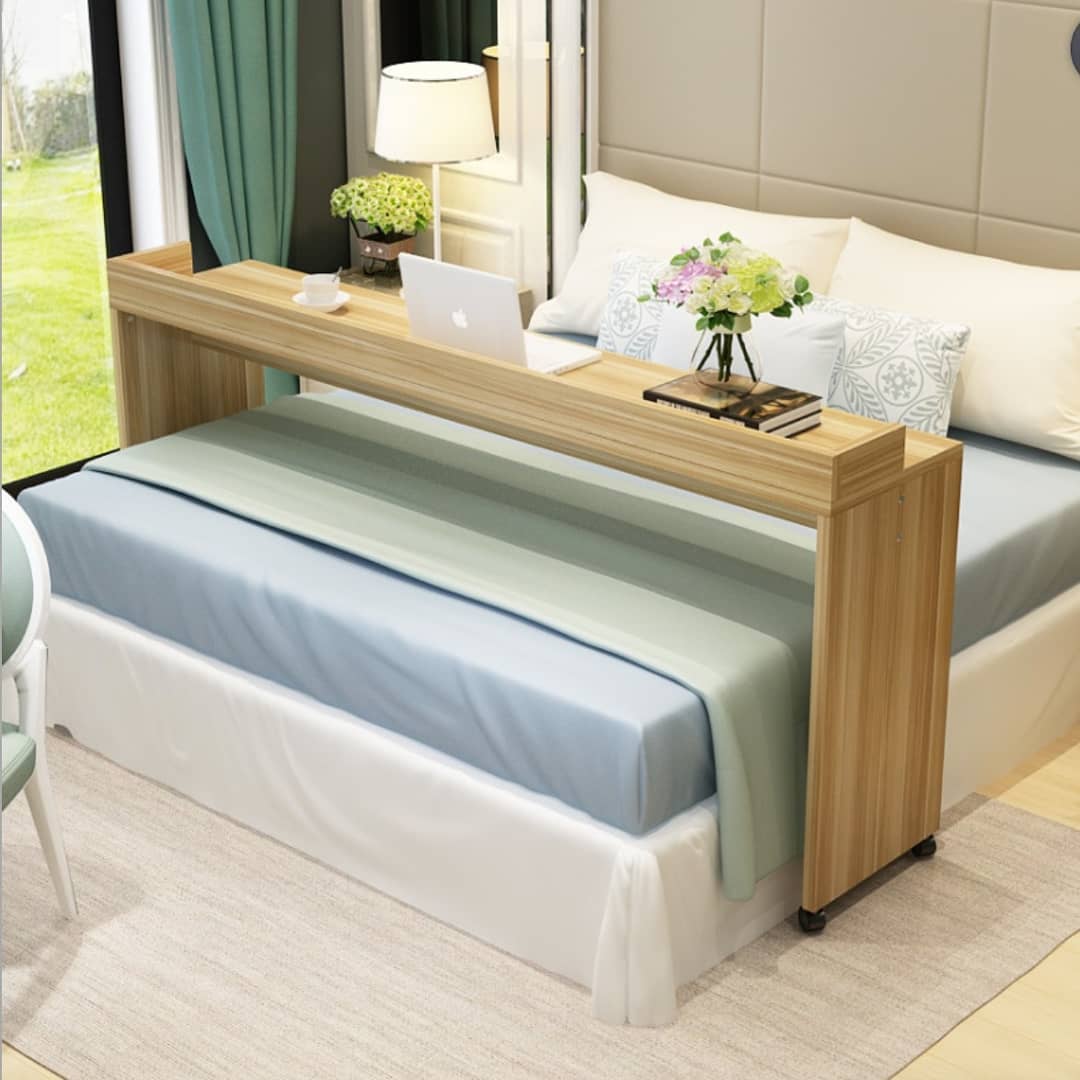 Прозрачный передвижной столик над кроватью