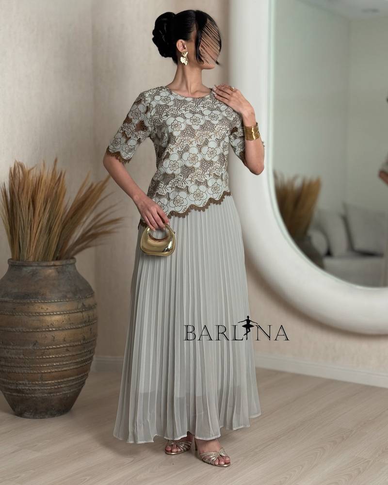 Floral pleated dress with a wavy hem
