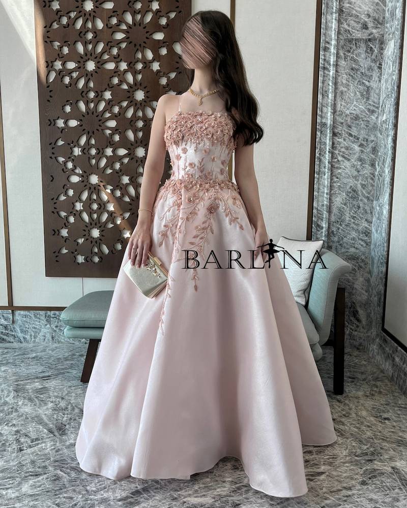Light pink dress with open neck embroidered with roses
