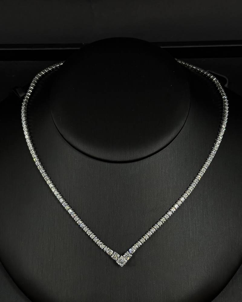 Streamlined V-shaped accessory set