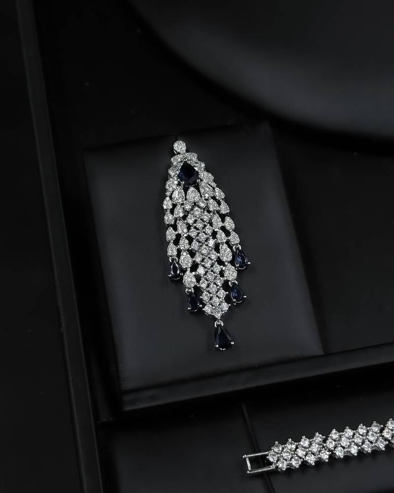 Pendant accessory set with a central black stone