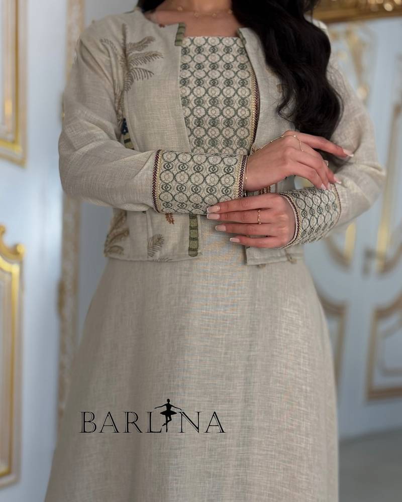 Beige dress with a jacket embroidered with palm trees